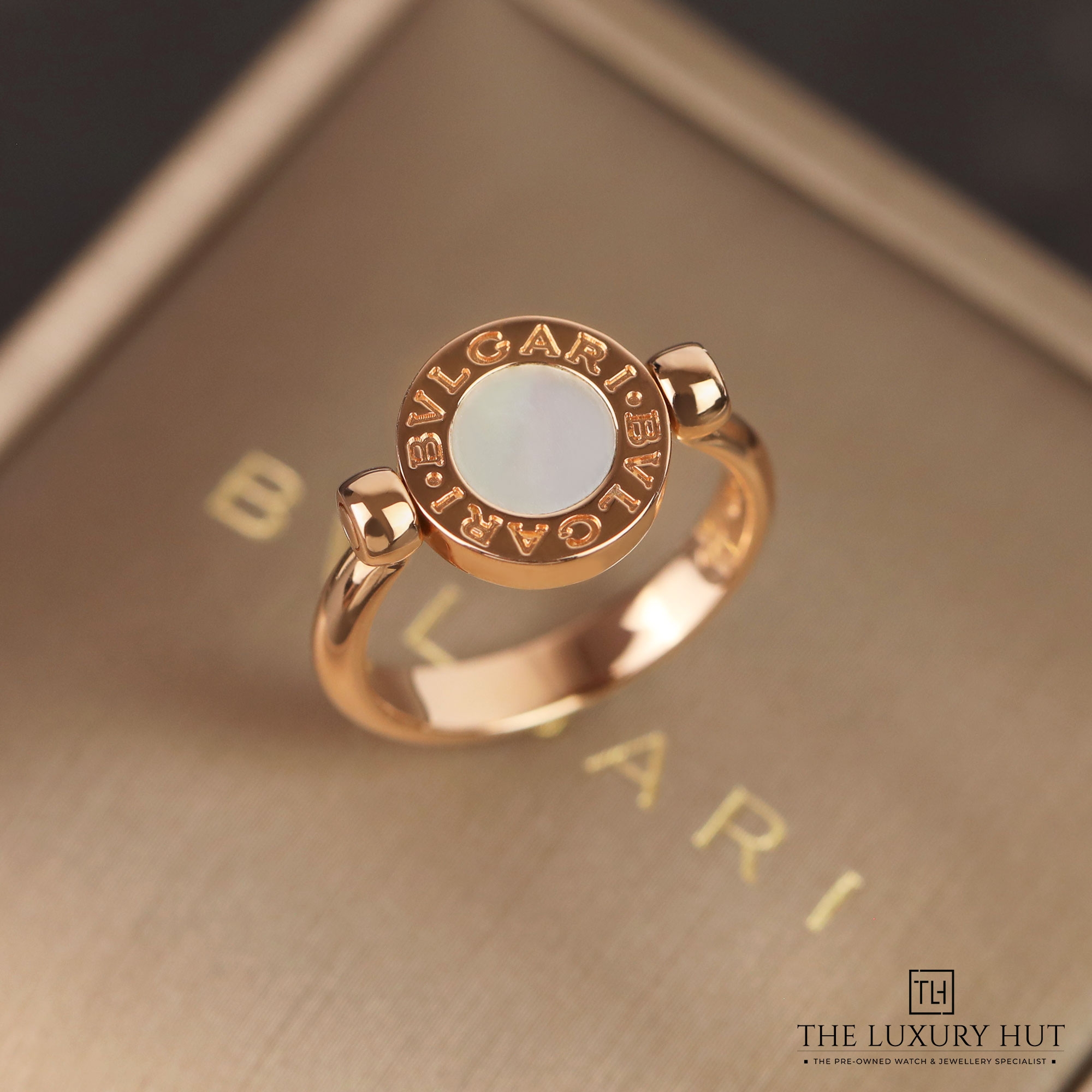 2024/11/Bvlgari_Rose_Gold_MOP_Onyx_Flip_Ring_44102-c.jpg