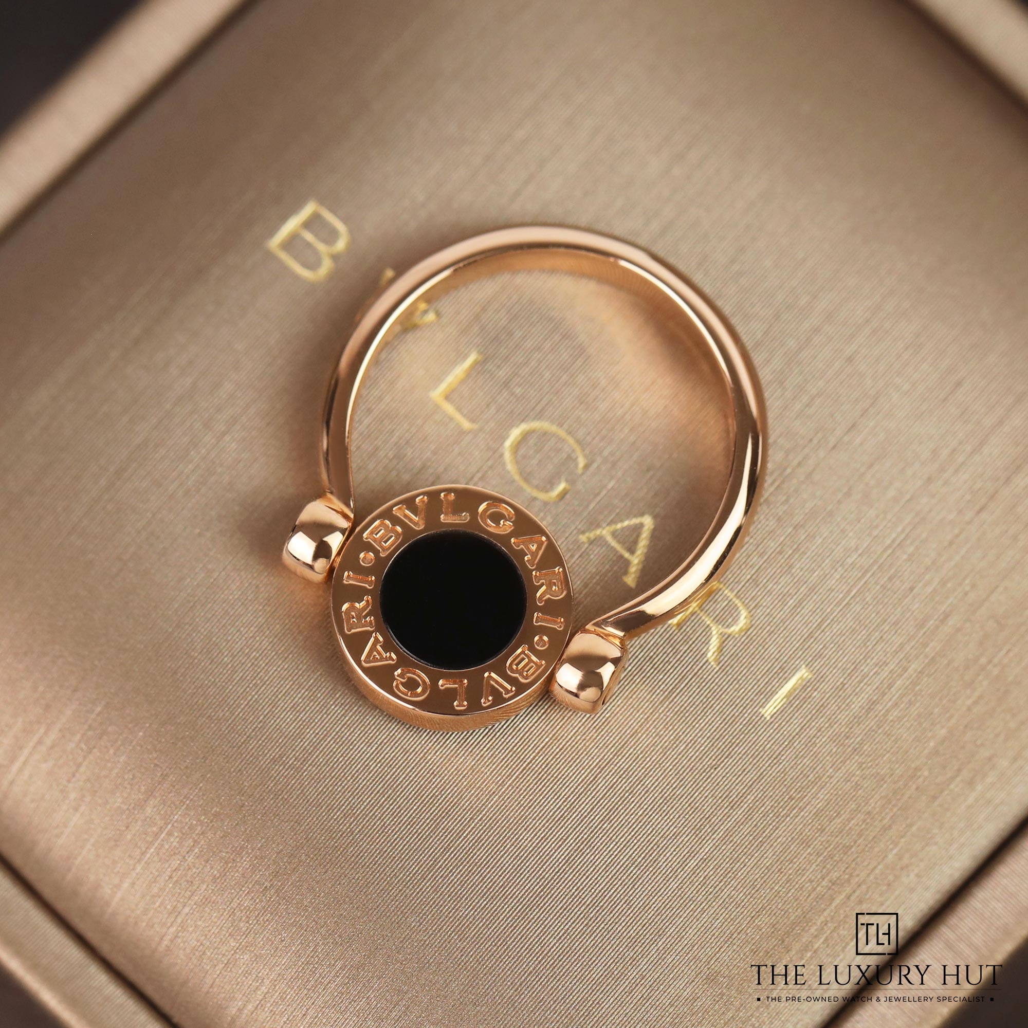 2024/11/Bvlgari_Rose_Gold_MOP_Onyx_Flip_Ring_44102-d.jpg