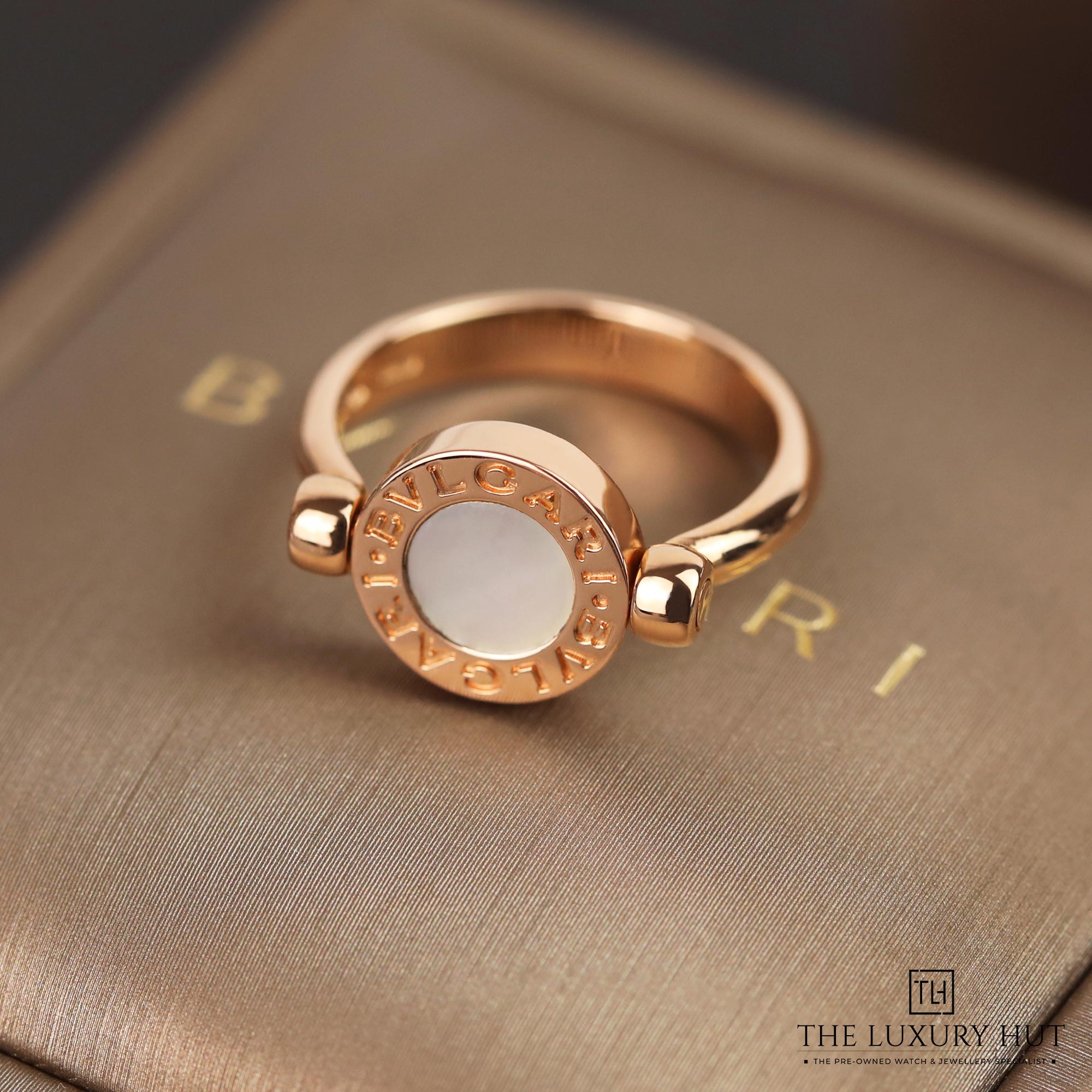 2024/11/Bvlgari_Rose_Gold_MOP_Onyx_Flip_Ring_44102-e.jpg