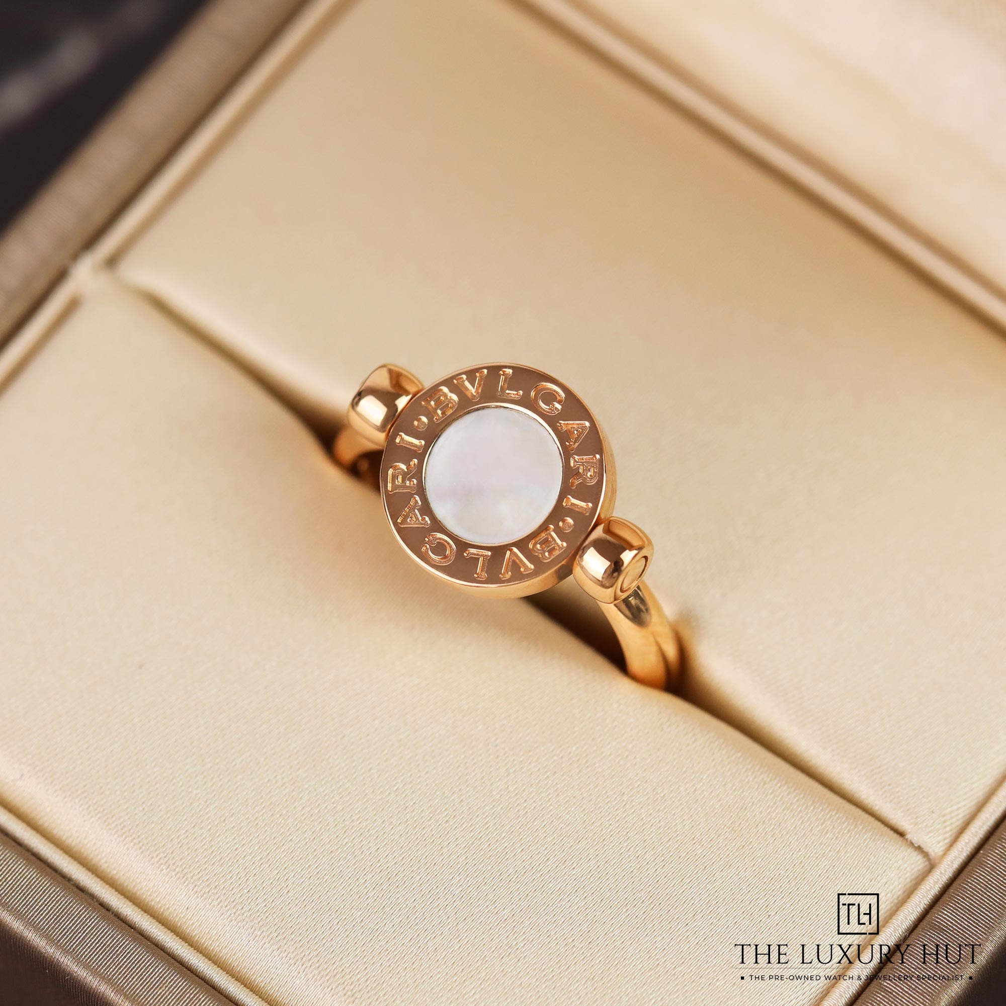 2024/11/Bvlgari_Rose_Gold_MOP_Onyx_Flip_Ring_44102-f.jpg