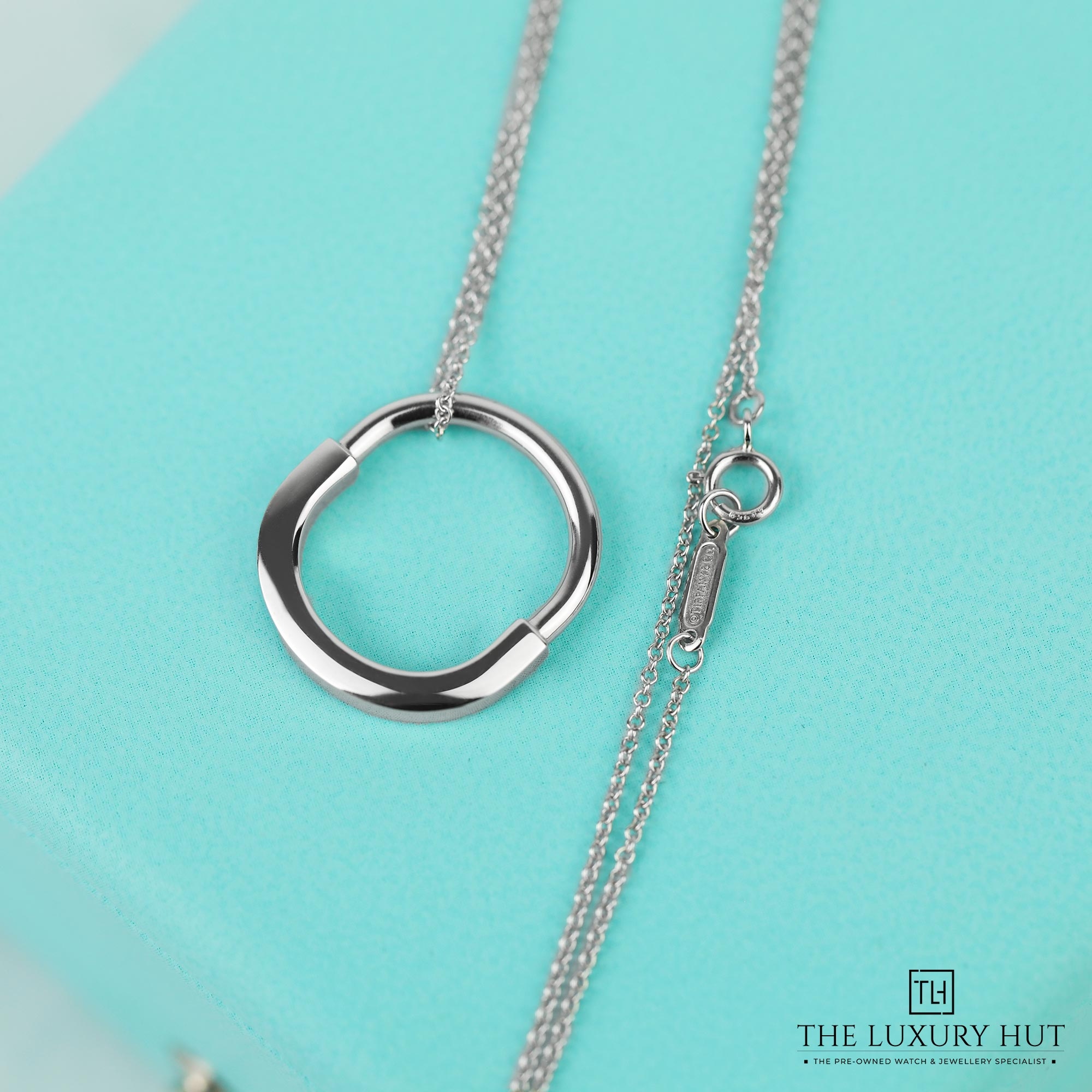 2024/11/Tiffany_White_Gold_Lock_Ring_Necklace_51261-b.jpg