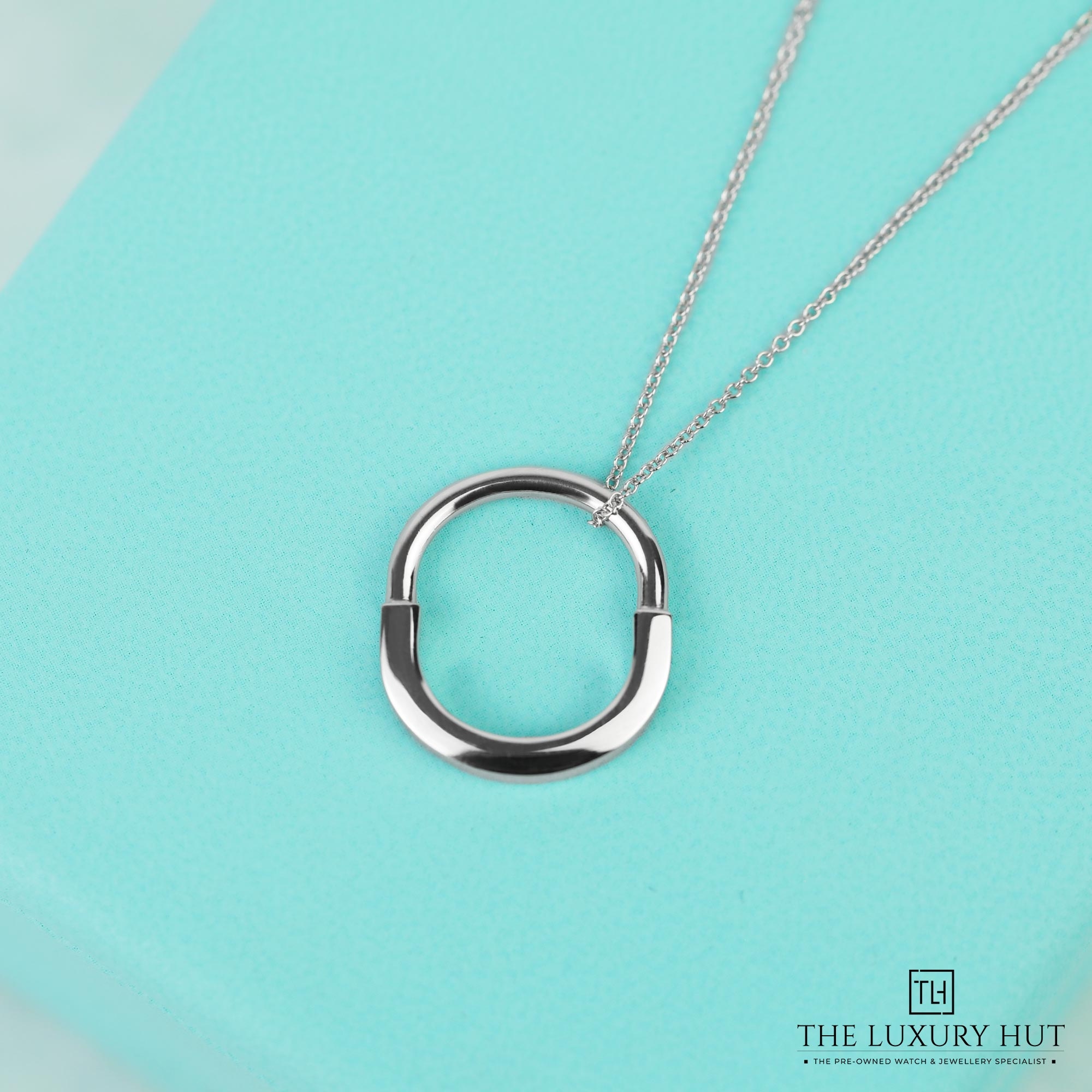 2024/11/Tiffany_White_Gold_Lock_Ring_Necklace_51261-c.jpg