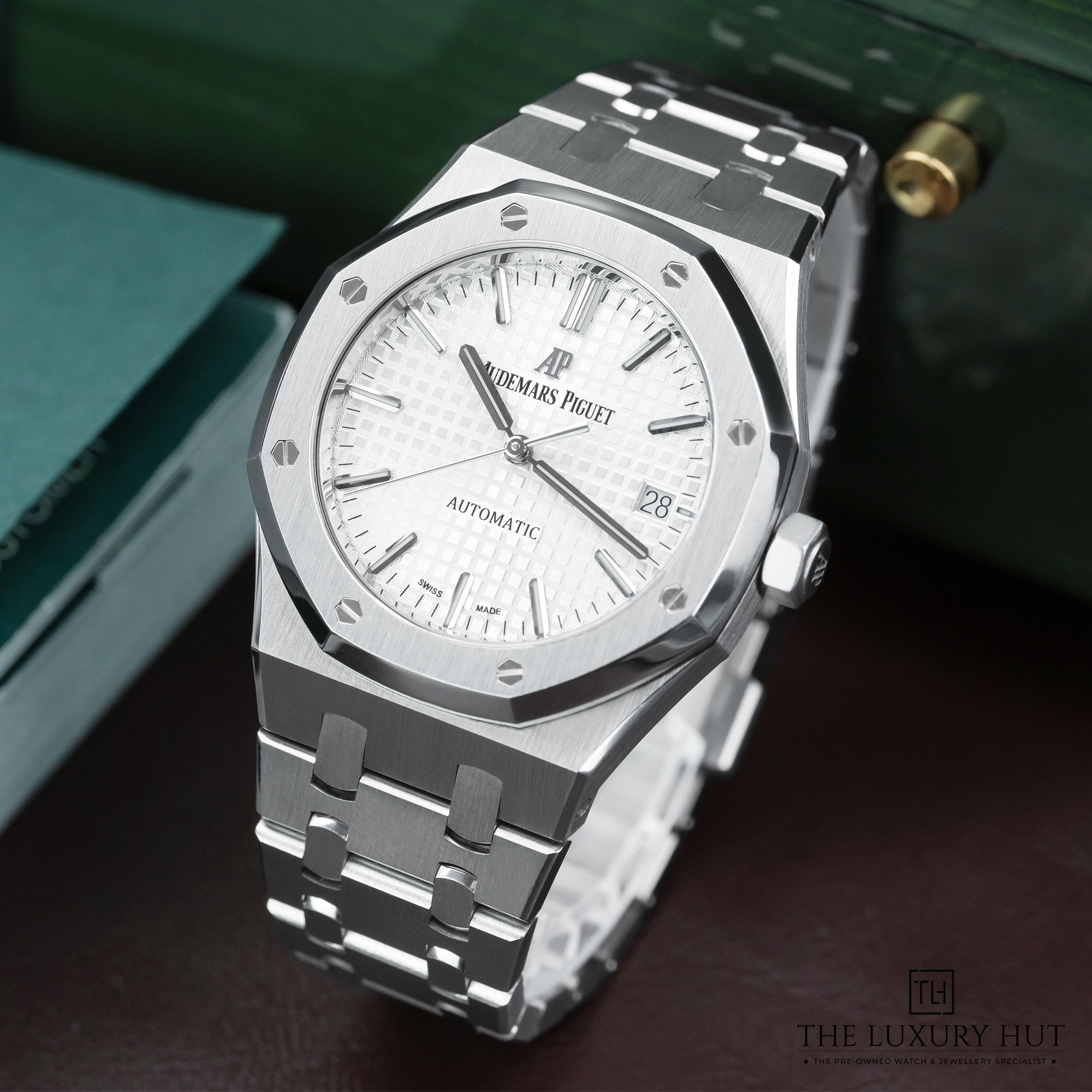 2025/01/AP_Royal_Oak_Steel_37mm_White_Dial_LB444-b.jpg