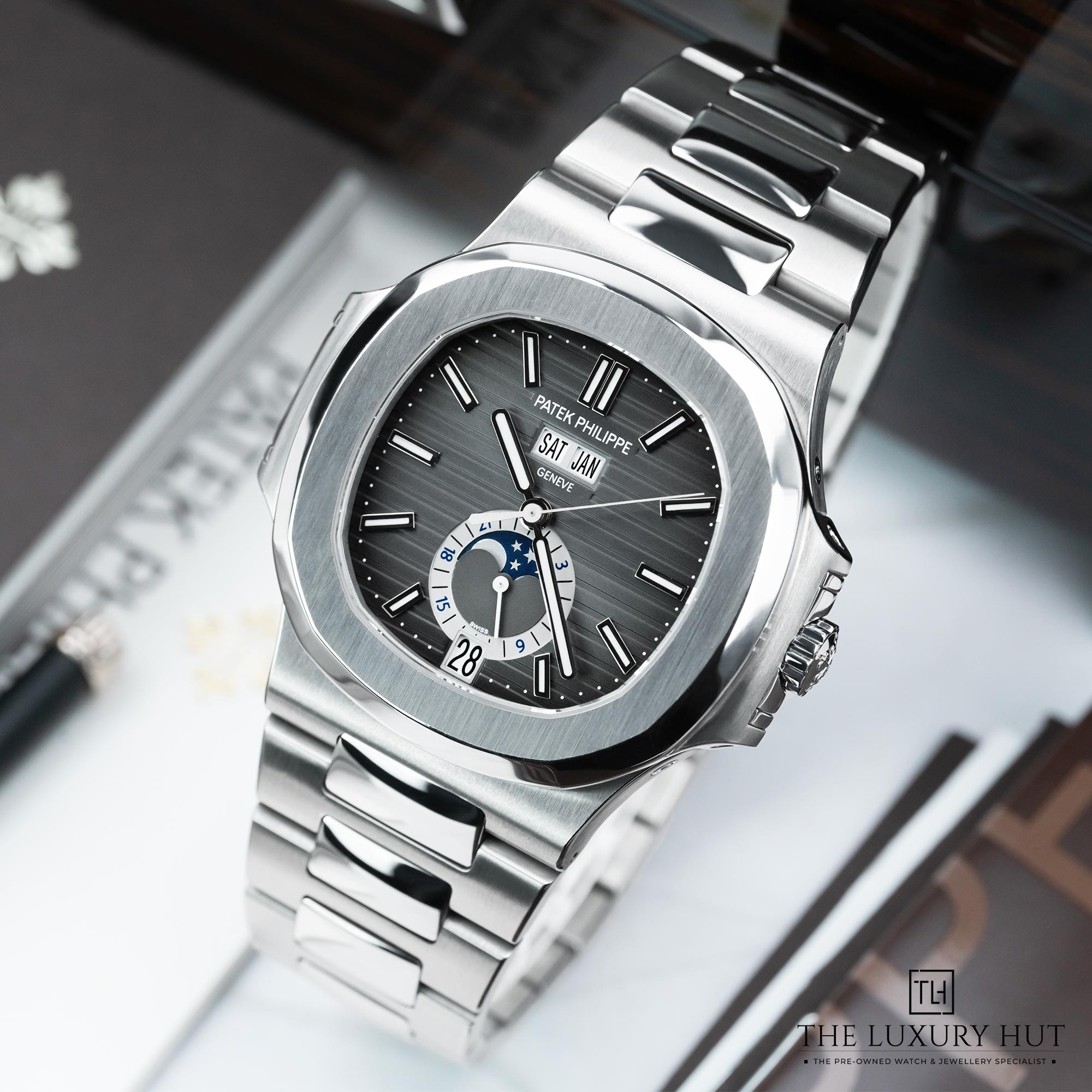 2025/01/Patek_Philippe_Nautilus_Steel_Grey_Dial_LB447-b.jpg