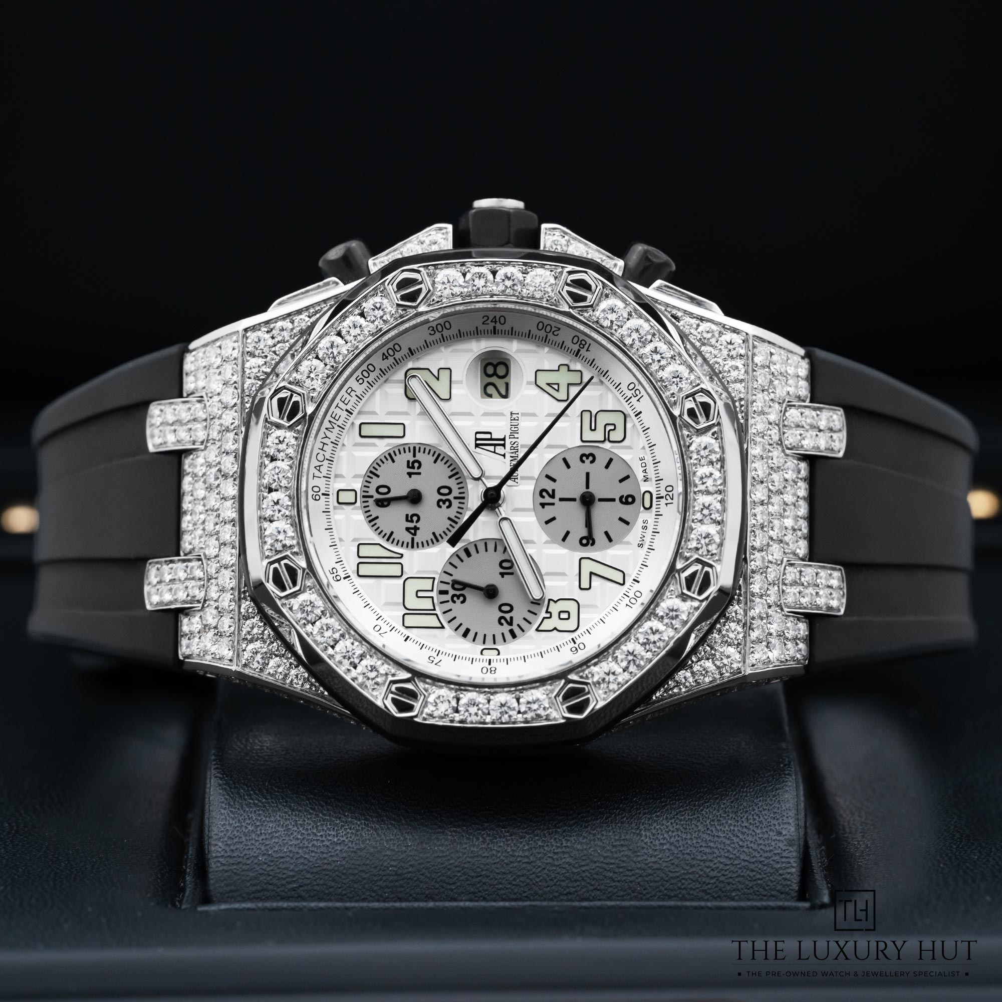 2025/06/Audemars_Piguet_Royal_Oak_Offshore_White_LB598-b.jpg