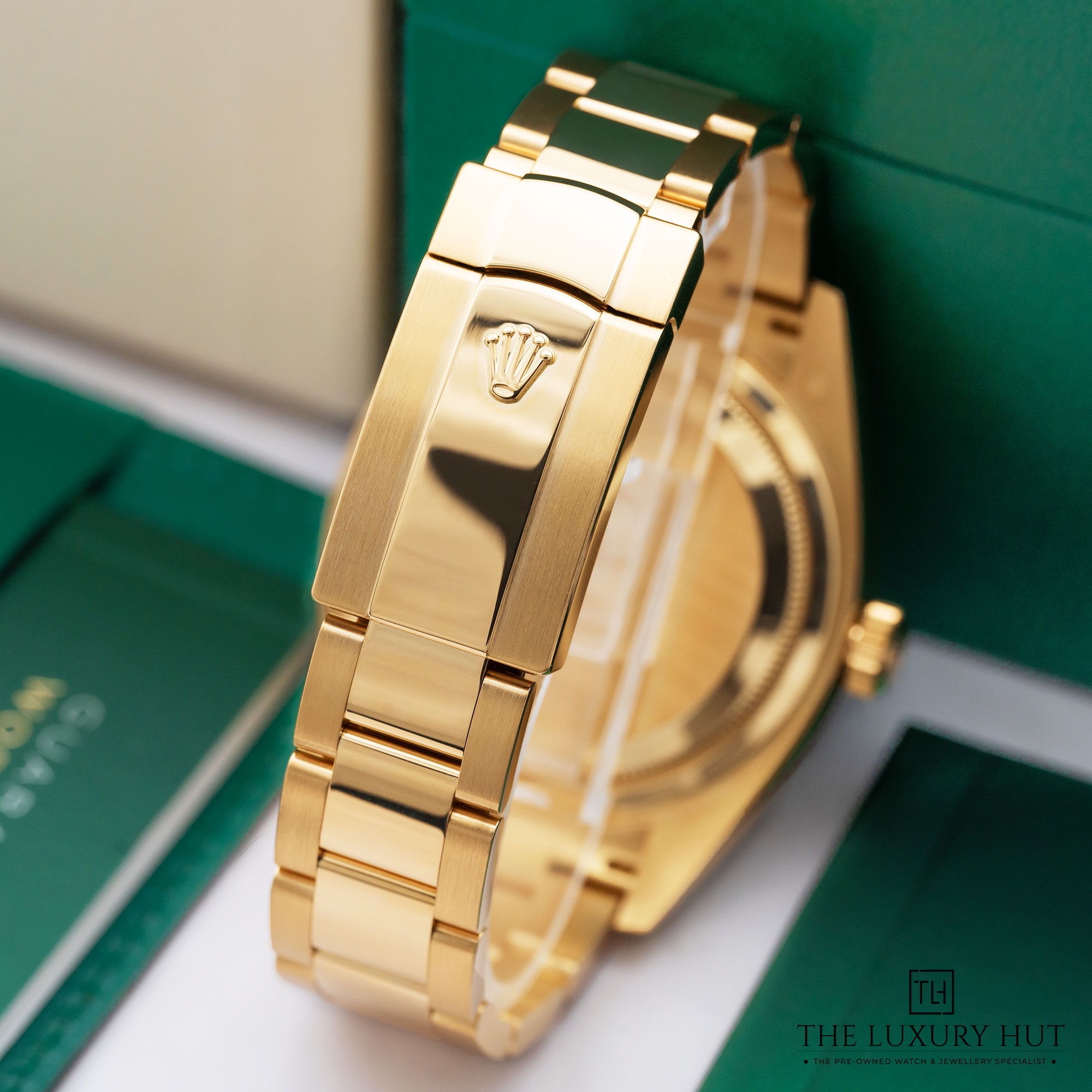 2025/06/Rolex_Sky-Dweller_Yellow_Gold_Champagne_51857-d.jpg