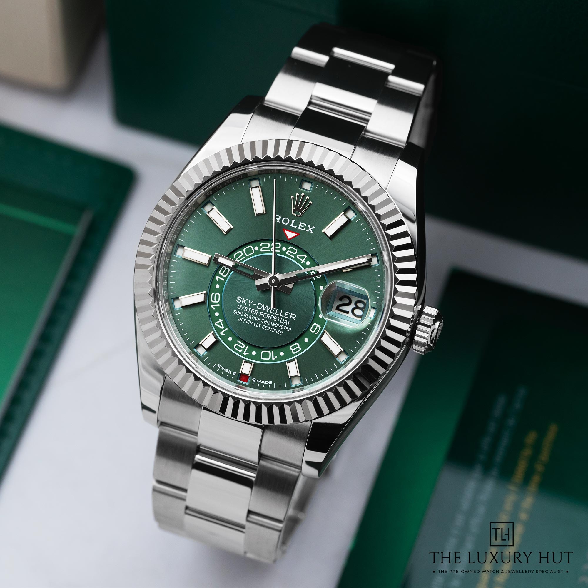 2025/07/Rolex_Sky-Dweller_Steel_Gold_42_Mint_Green_51928-bb1.jpg