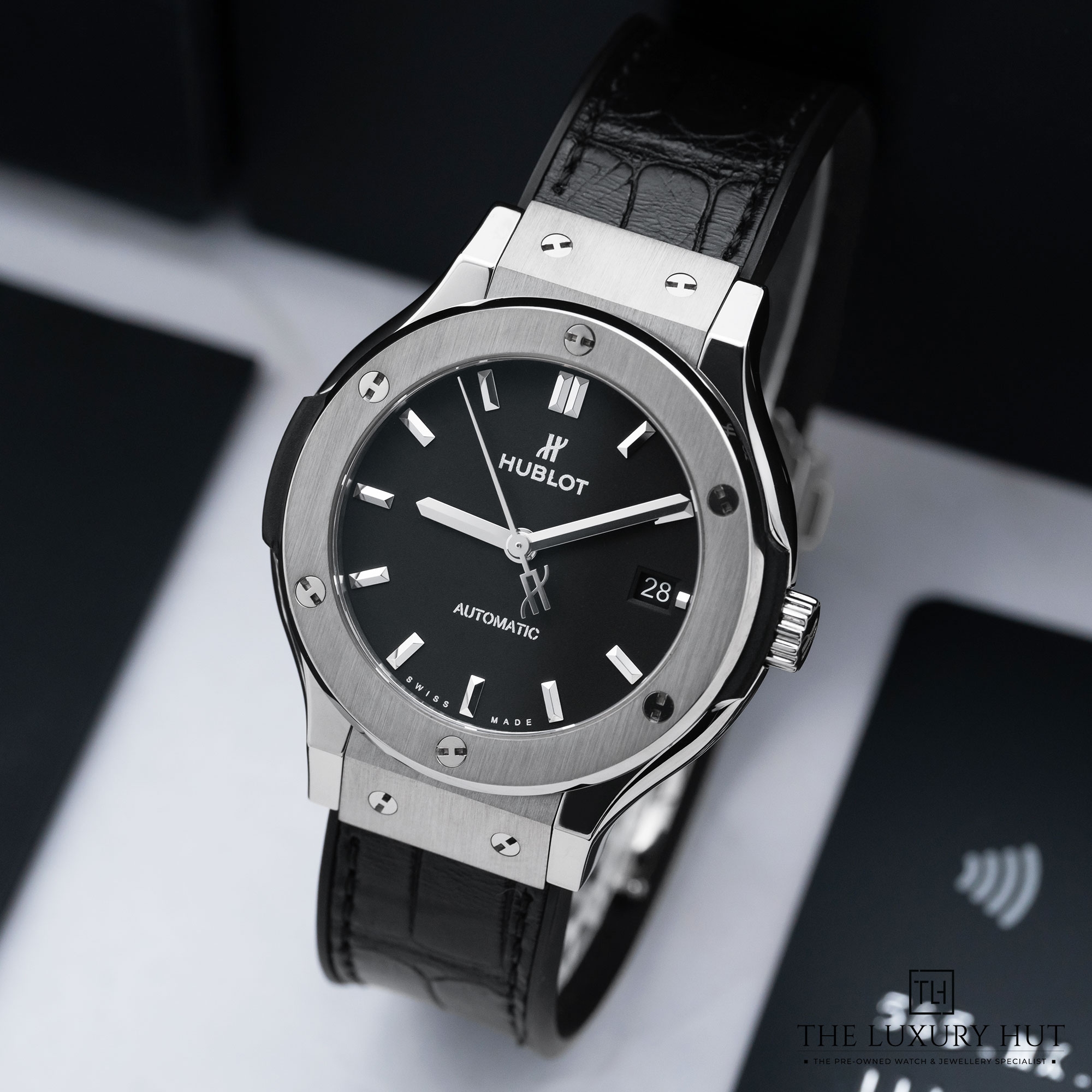 2025/08/Hublot_Classic_Fusion_Titanium_38mm_Black_52061-b.jpg