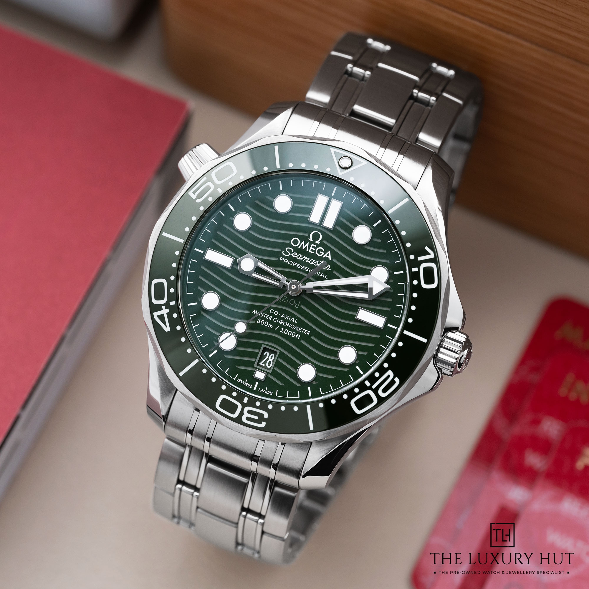 2025/08/Omega_Seamaster_Diver_Steel_Green_Wave_52119-b.jpg