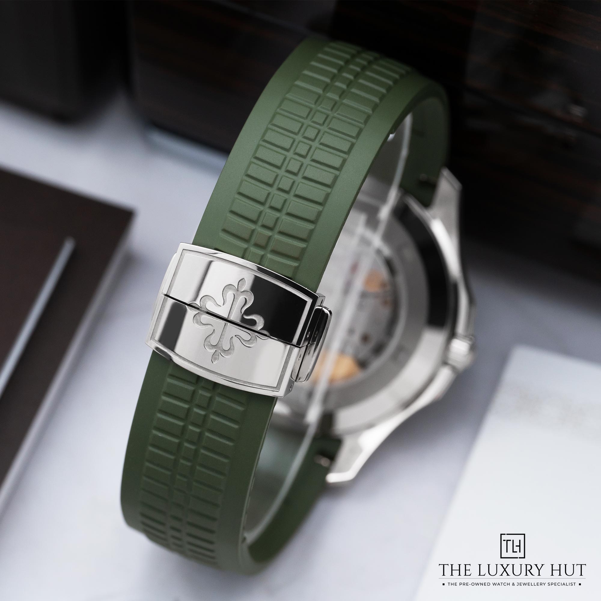 2025/08/Patek_Philippe_Aquanaut_Jumbo_Khaki_Green_LB674-e.jpg