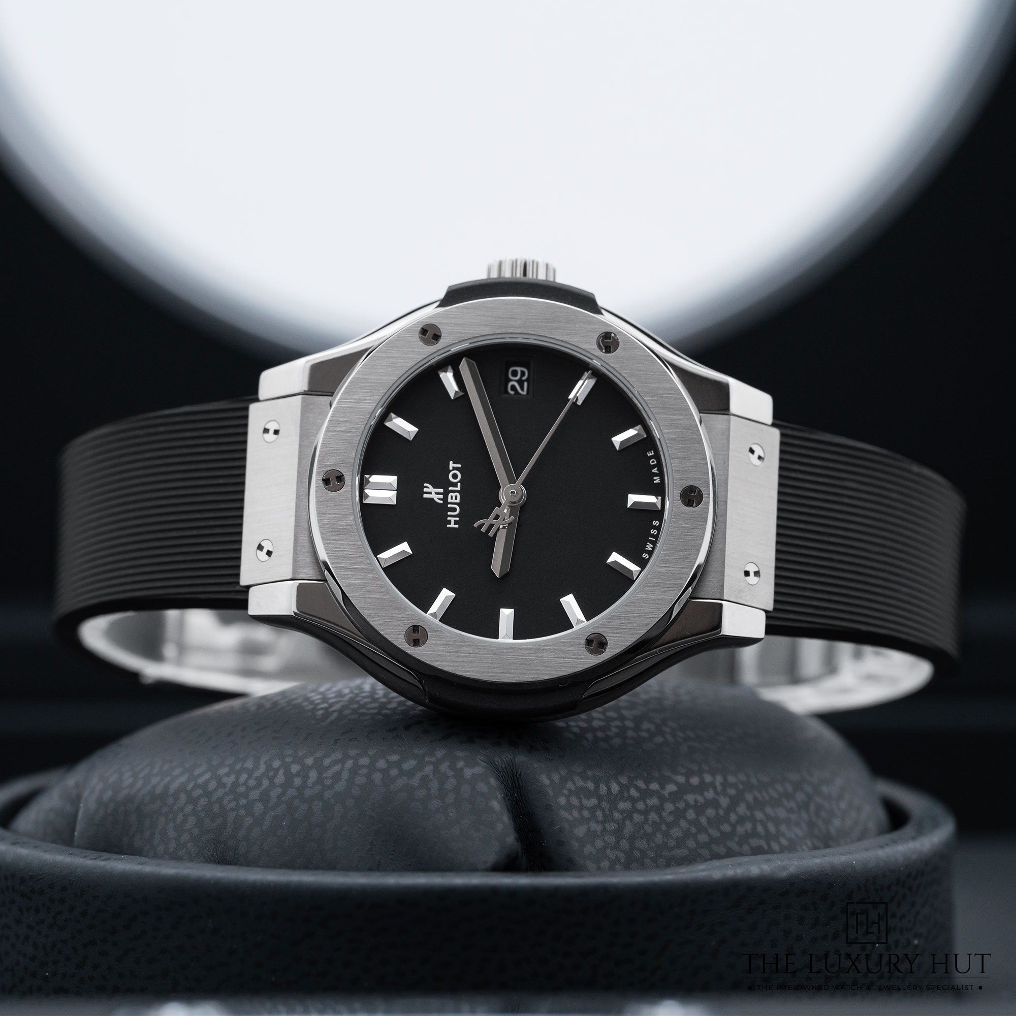 2025/09/Hublot_Classic_Fusion_Titanium_33mm_Black_52096-b.jpg
