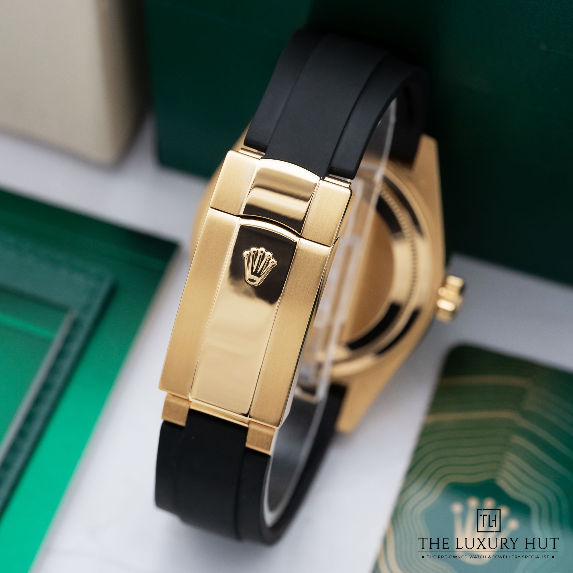 2025/09/Rolex_Sky-Dweller_Yellow_Gold_42mm_Black_Dial_52128-d.jpg