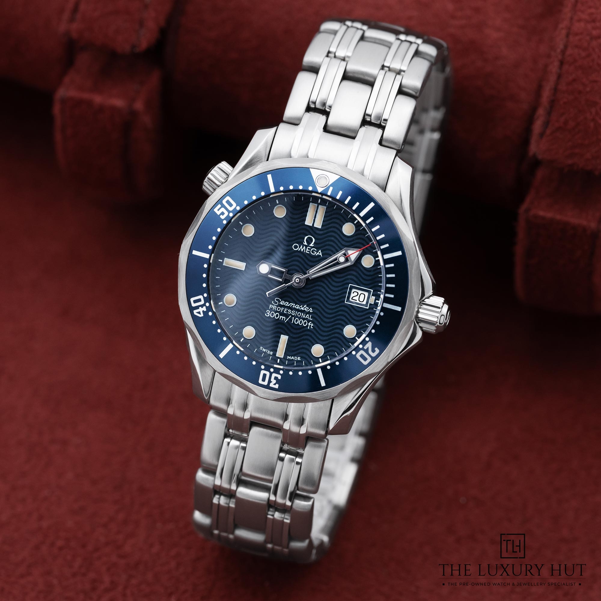 2025/10/Omega_Seamaster_300M_Steel_36_Blue_Wave_52085-b.jpg