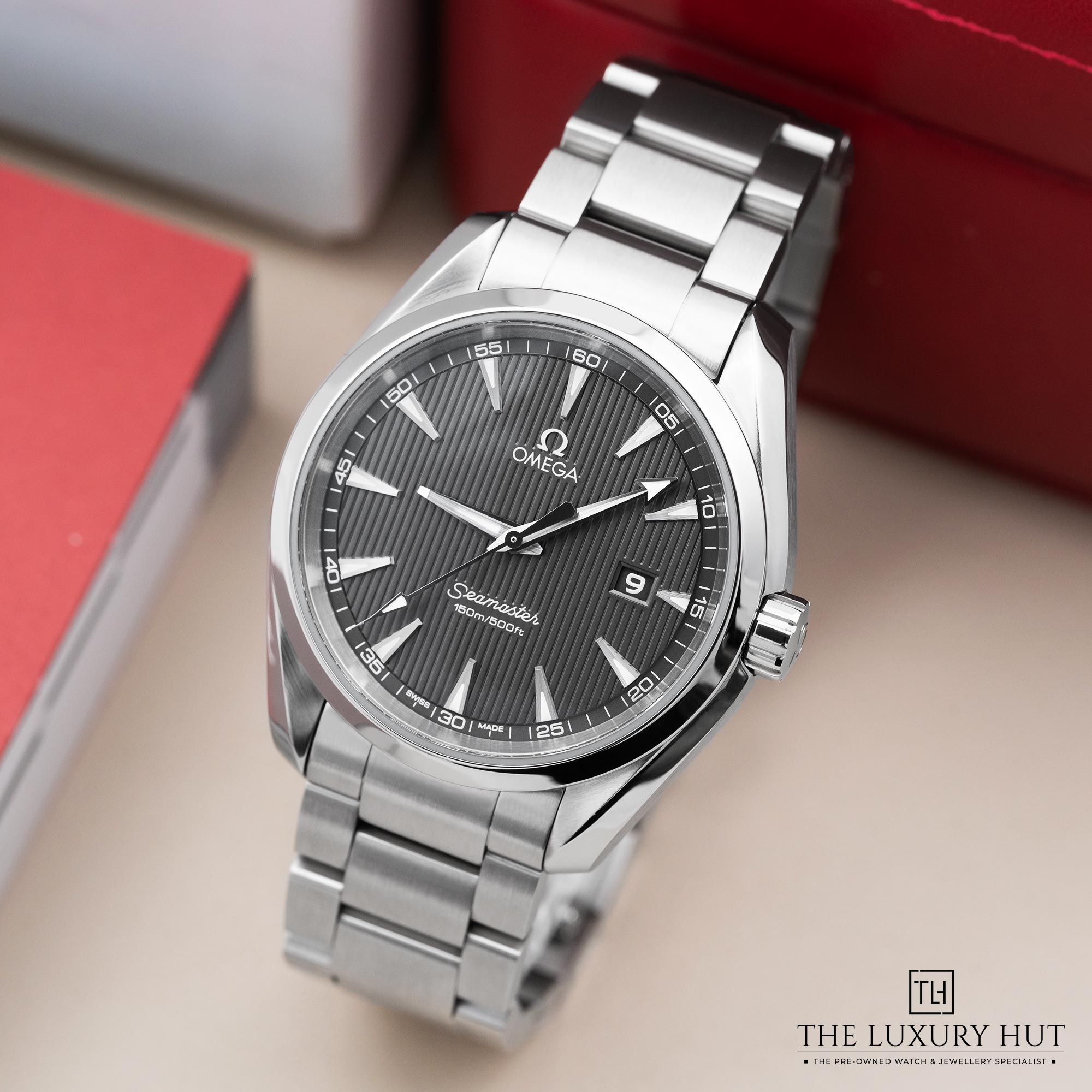 2025/10/Omega_Seamaster_Aqua_Terra_150M_Steel_Grey_52207-b.jpg