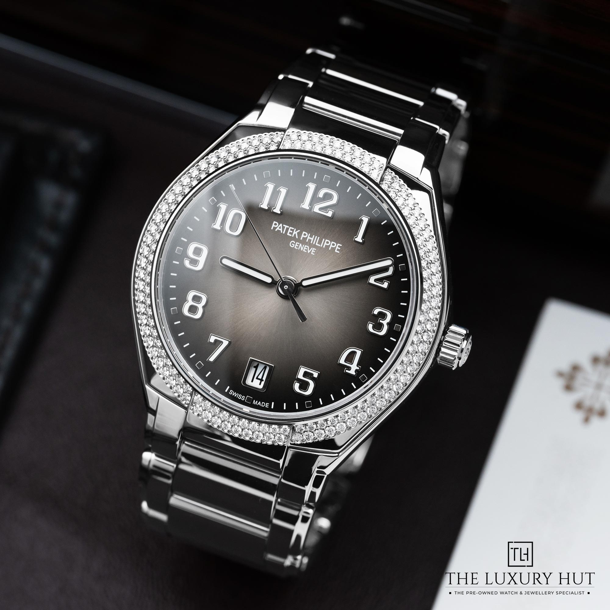 2025/10/Patek_Philippe_Twenty4_Steel_36_Grey_Sunburst_52183-b.jpg