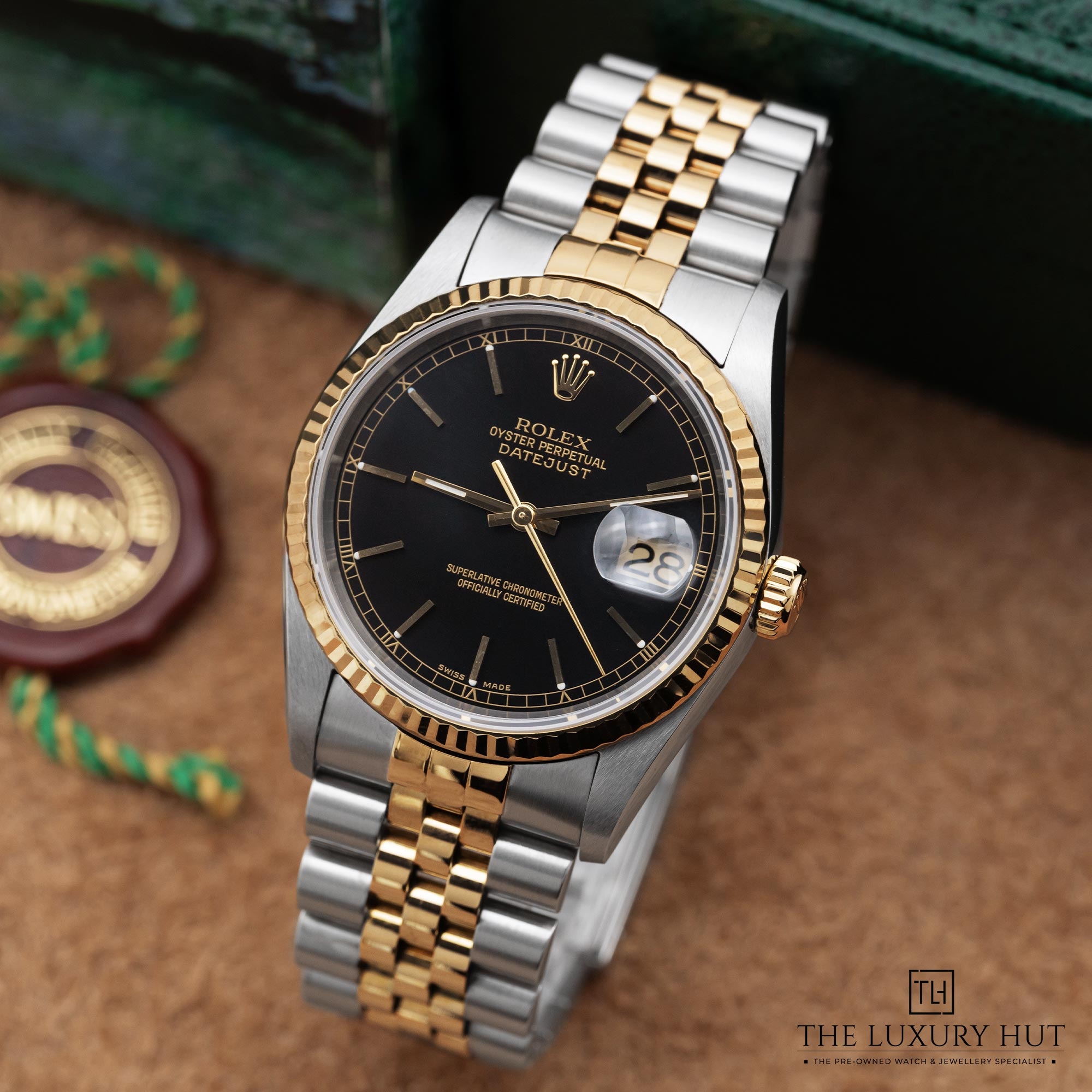 2025/10/Rolex_Datejust_36_Bi-Metal_Black_Baton_Dial_52156-b.jpg