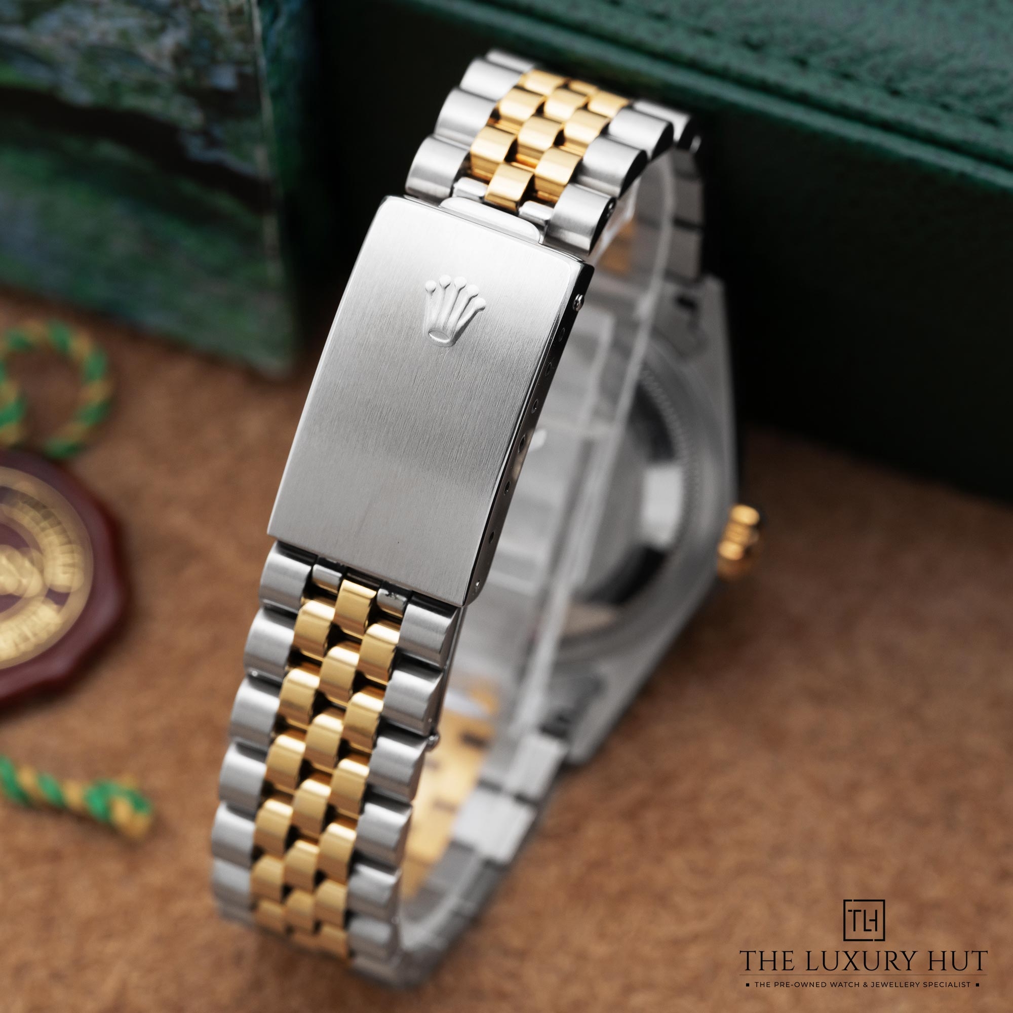 2025/10/Rolex_Datejust_36_Bi-Metal_Black_Baton_Dial_52156-d.jpg