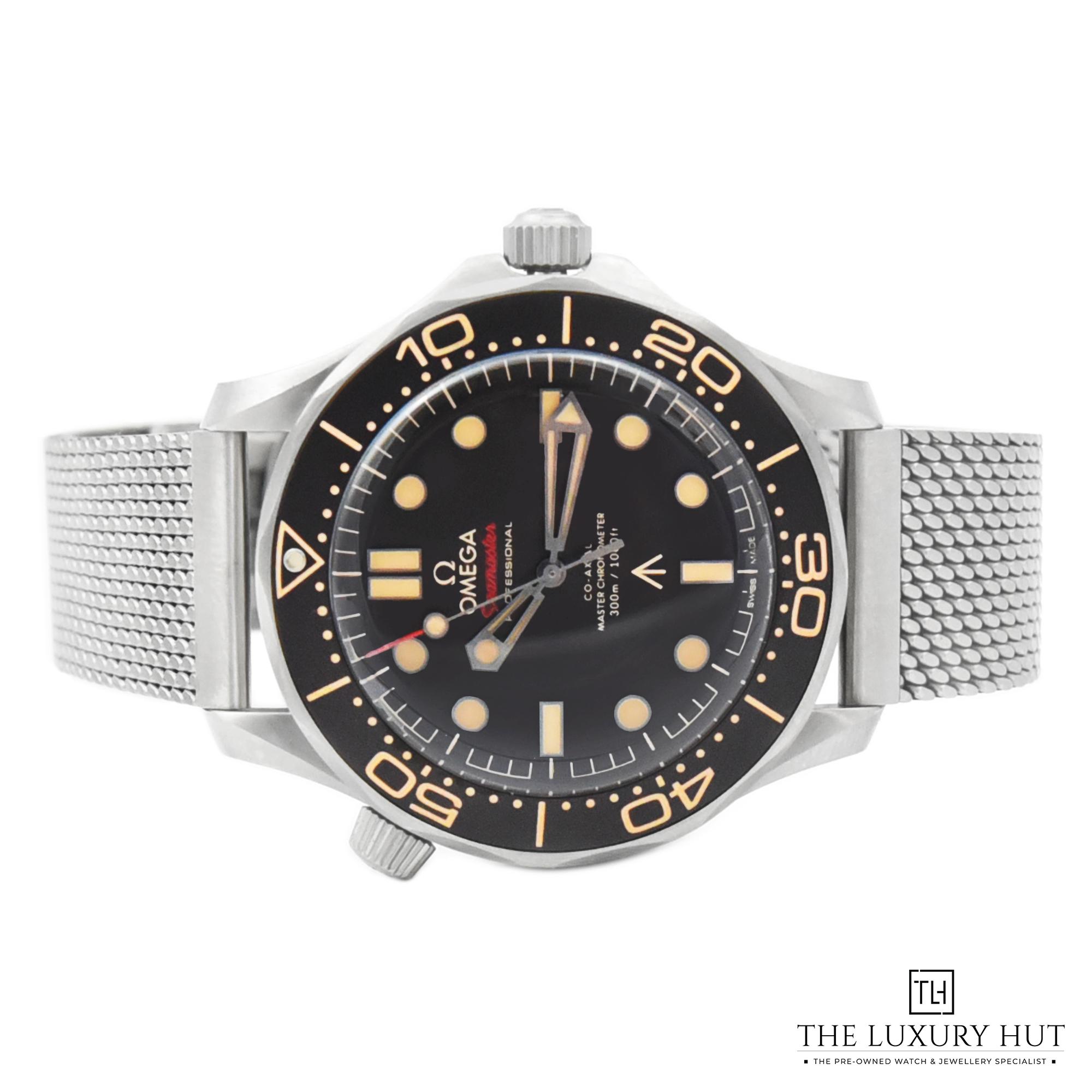 2024/02/Omega_Seamaster_Diver_Brown_50591-c.jpg
