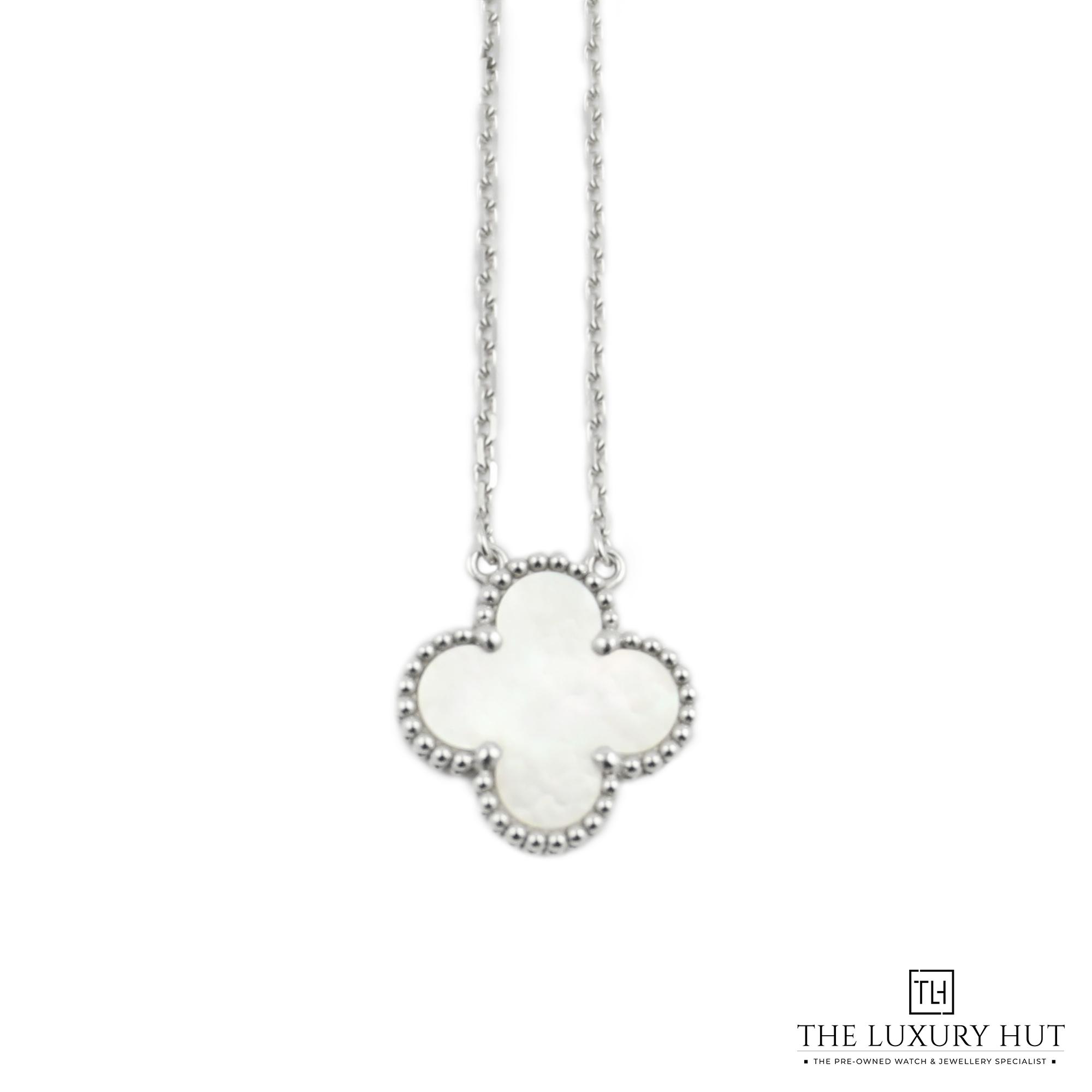 2024/07/Van_Cleef-_Alhambra_Pendant_White_MOP_50951-a.jpg