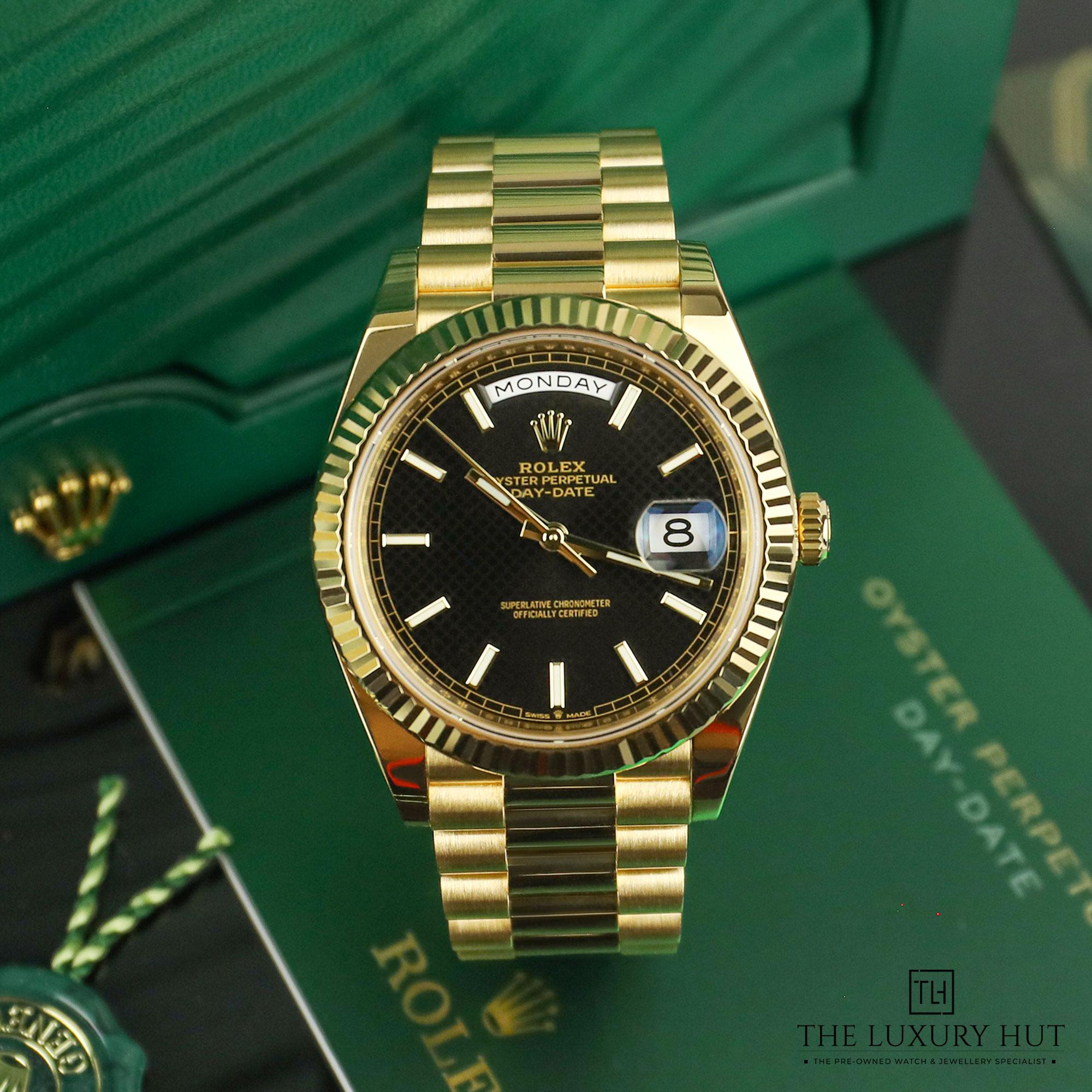 2024/08/Rolex_Day-Date_40_Yellow_Gold_Black_Motif_51006-b.jpg