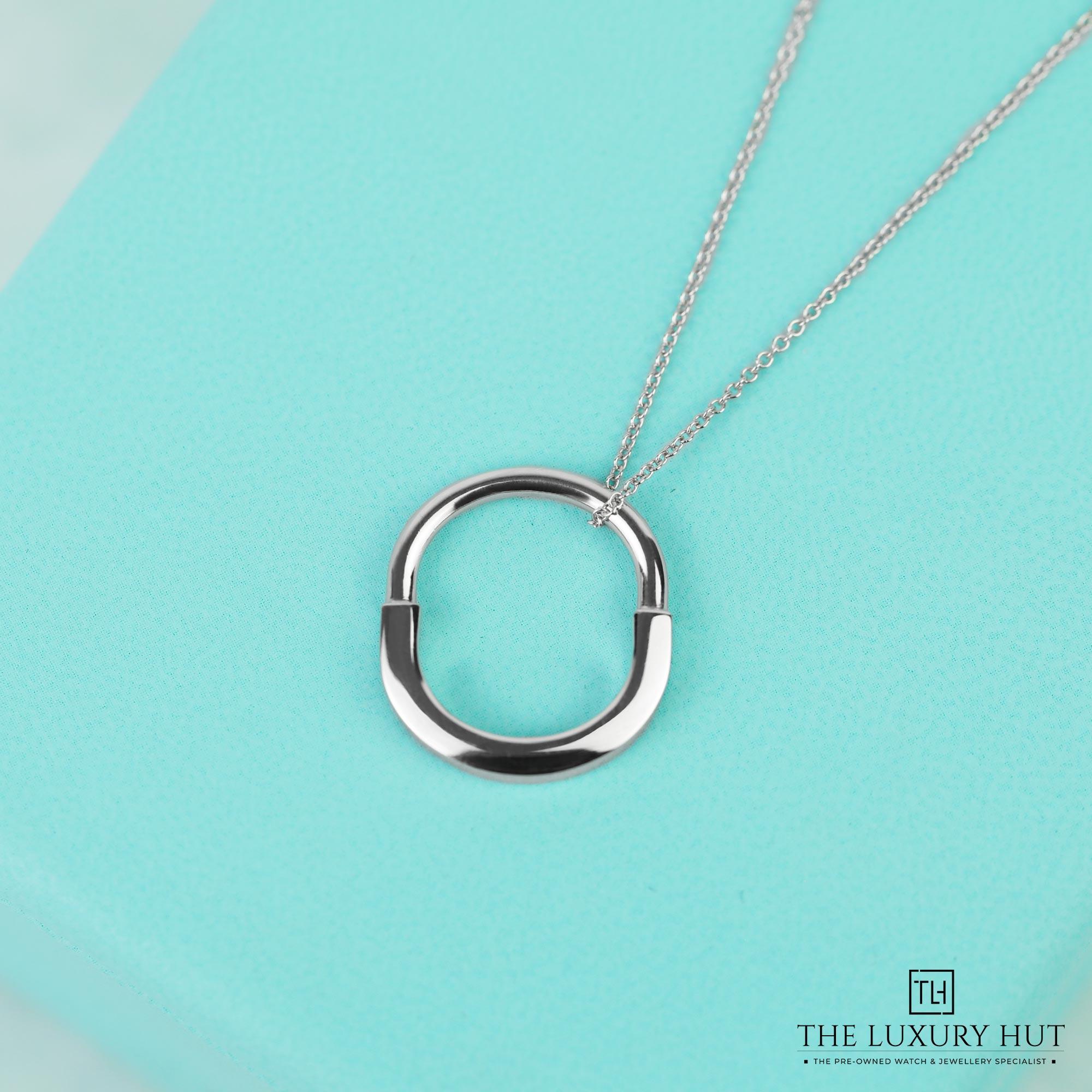 2024/11/Tiffany_White_Gold_Lock_Ring_Necklace_51261-c.jpg