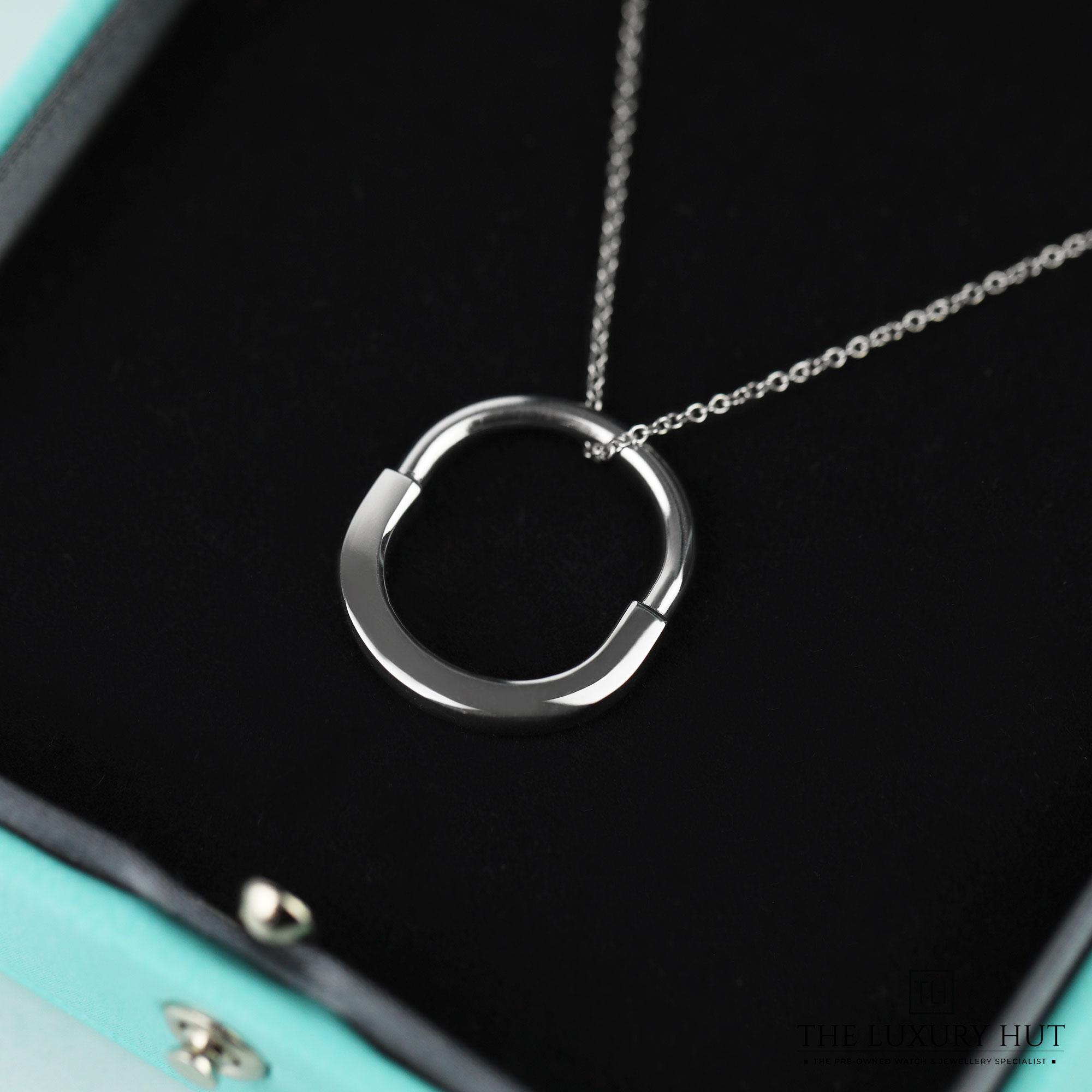 2024/11/Tiffany_White_Gold_Lock_Ring_Necklace_51261-e.jpg