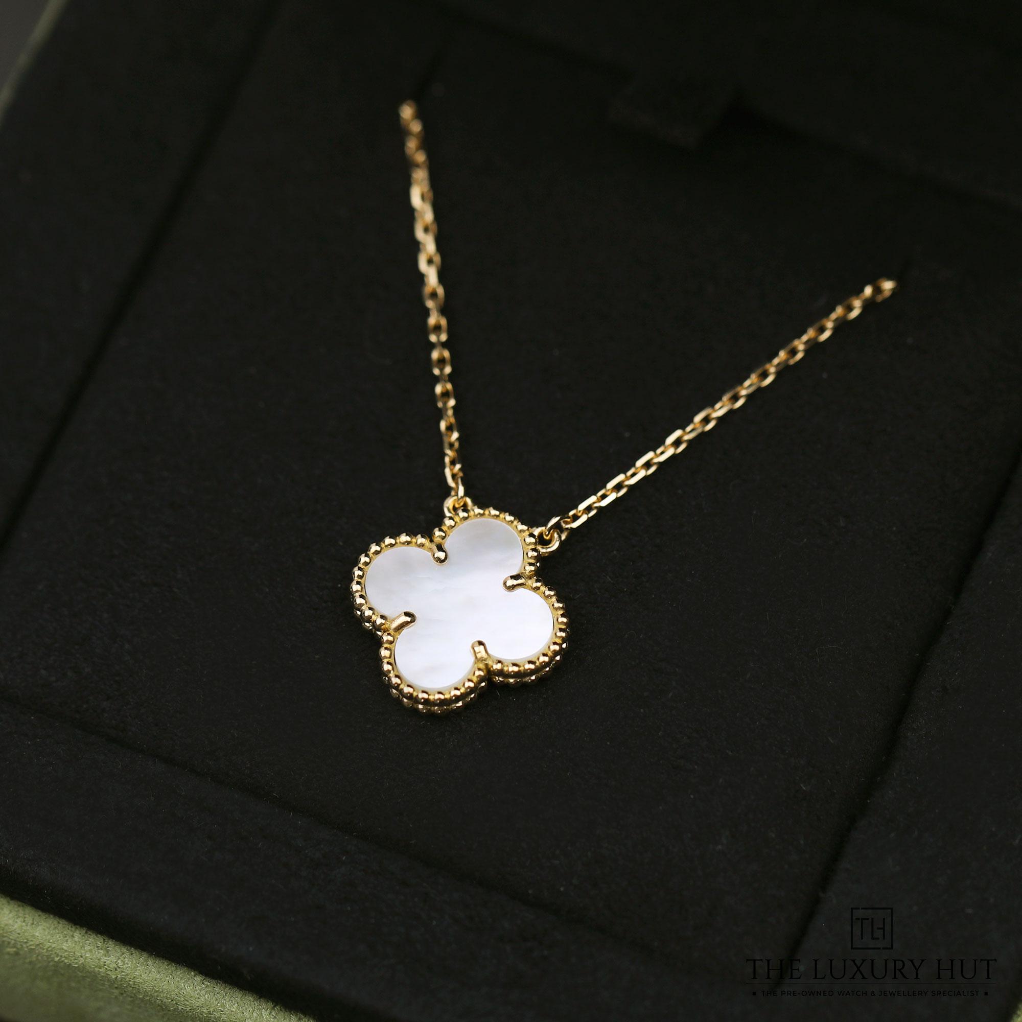 2024/12/Van_Cleef_Yellow_MOP_Pendant_Necklace_51331-e.jpg