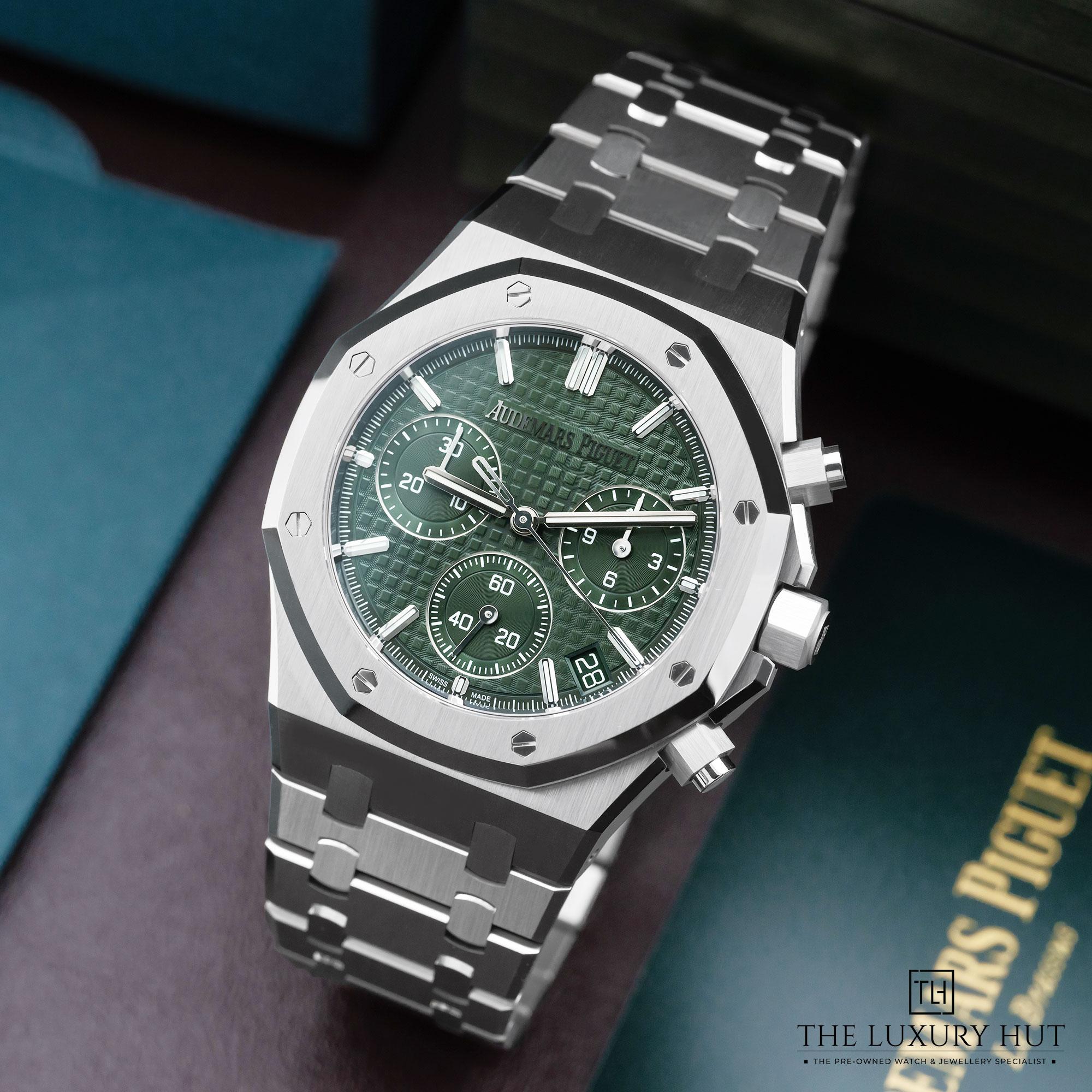 2025/04/AP_Royal_Oak_Chronograph_Steel_Khaki_Green_LB582-b.jpg