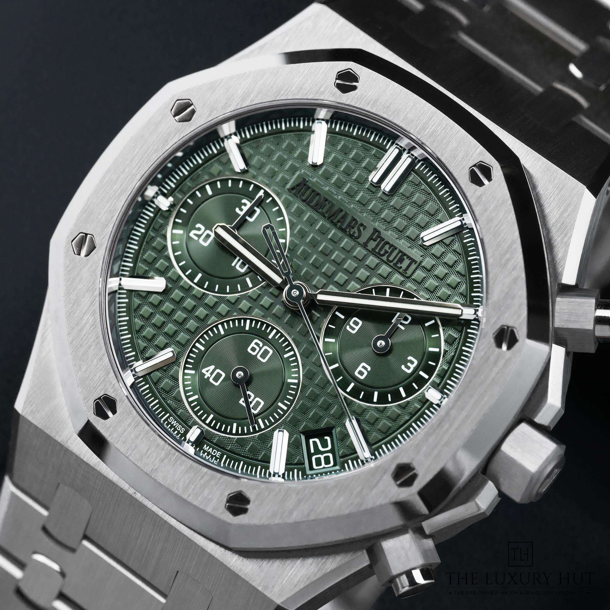 2025/04/AP_Royal_Oak_Chronograph_Steel_Khaki_Green_LB582-f.jpg
