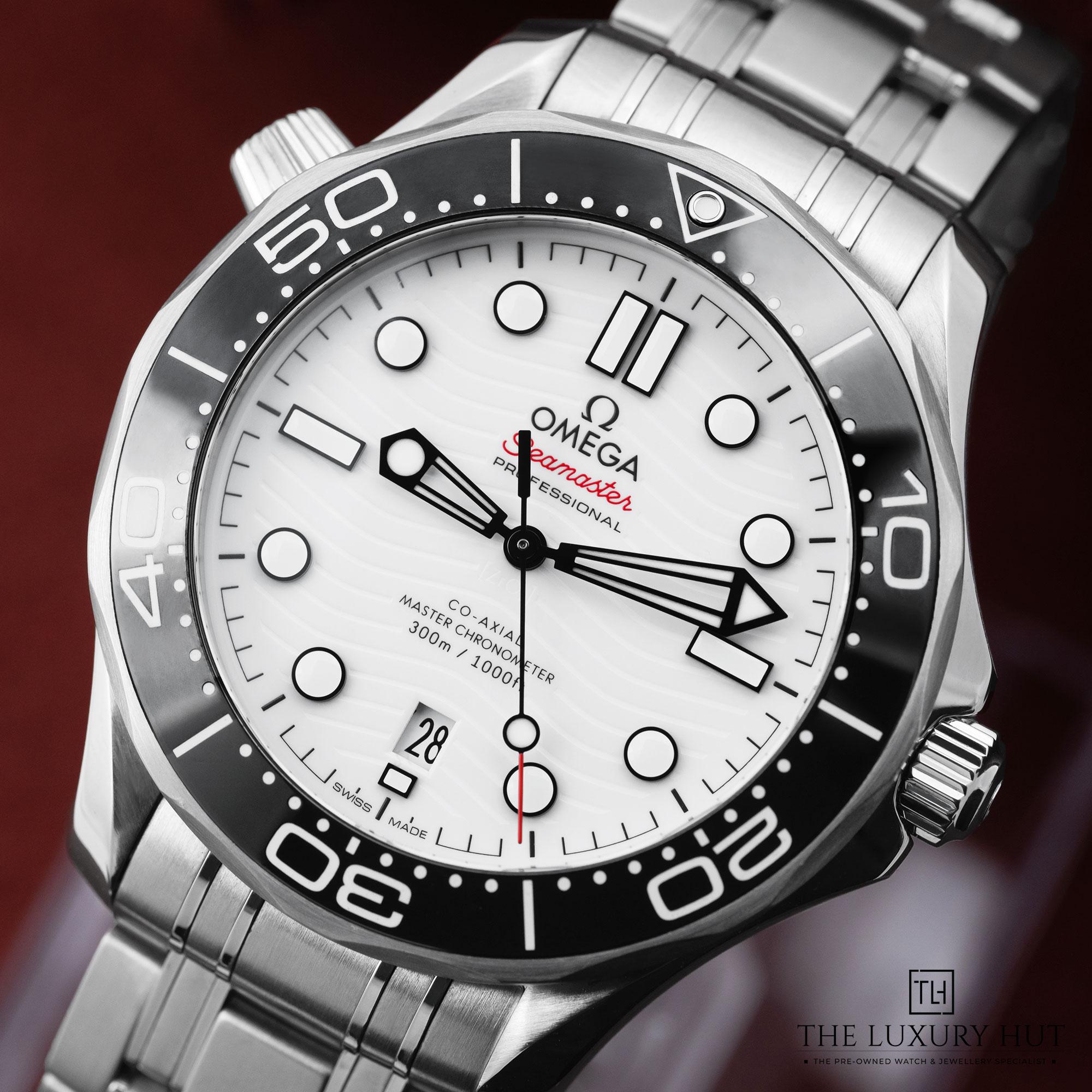 2025/05/Omega_Seamaster_Diver_300M_Co-Axial_White_51769-e.jpg