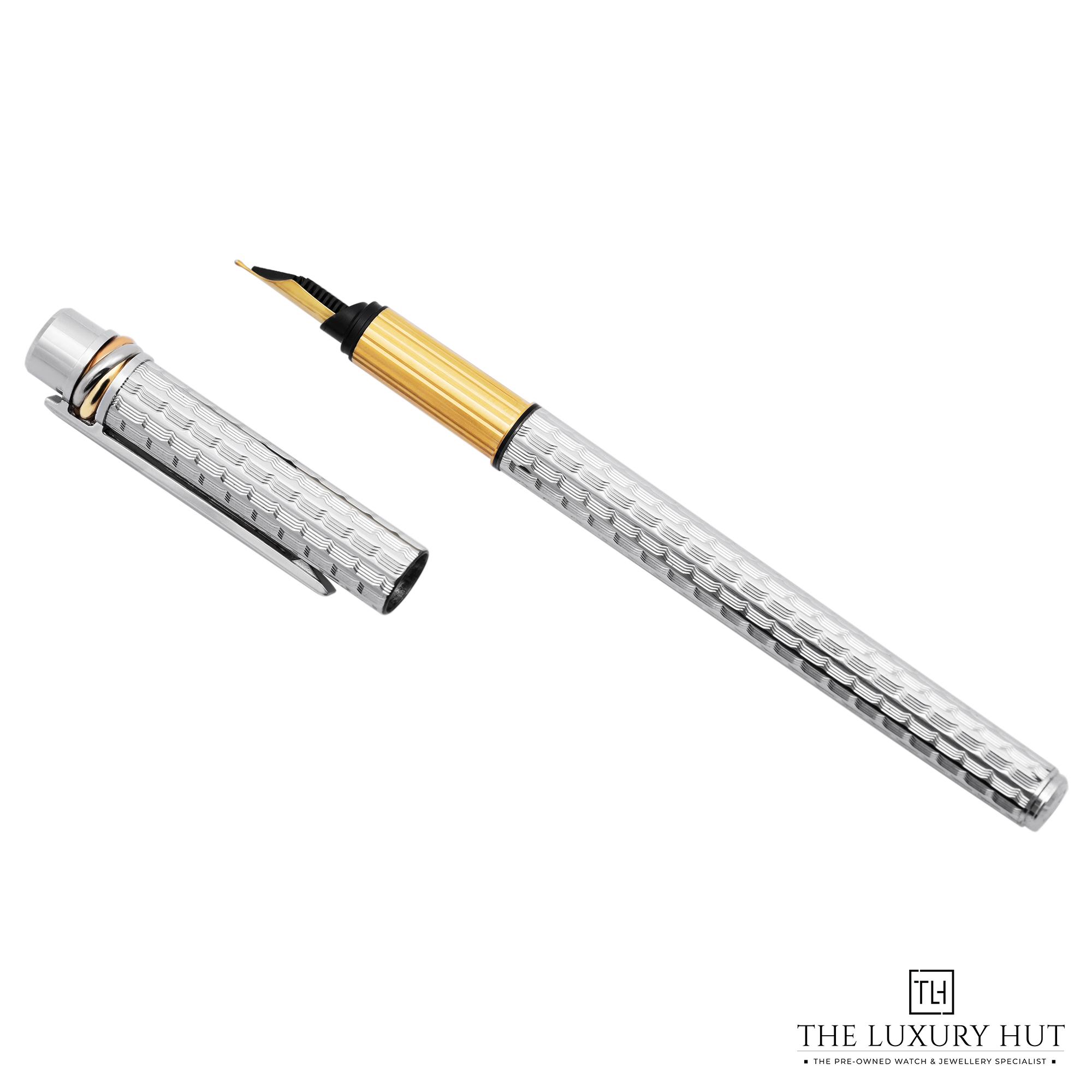 2025/06/Cartier_Must_De_Cartier_Trinity_Fountain_Pen_LB620-a.jpg