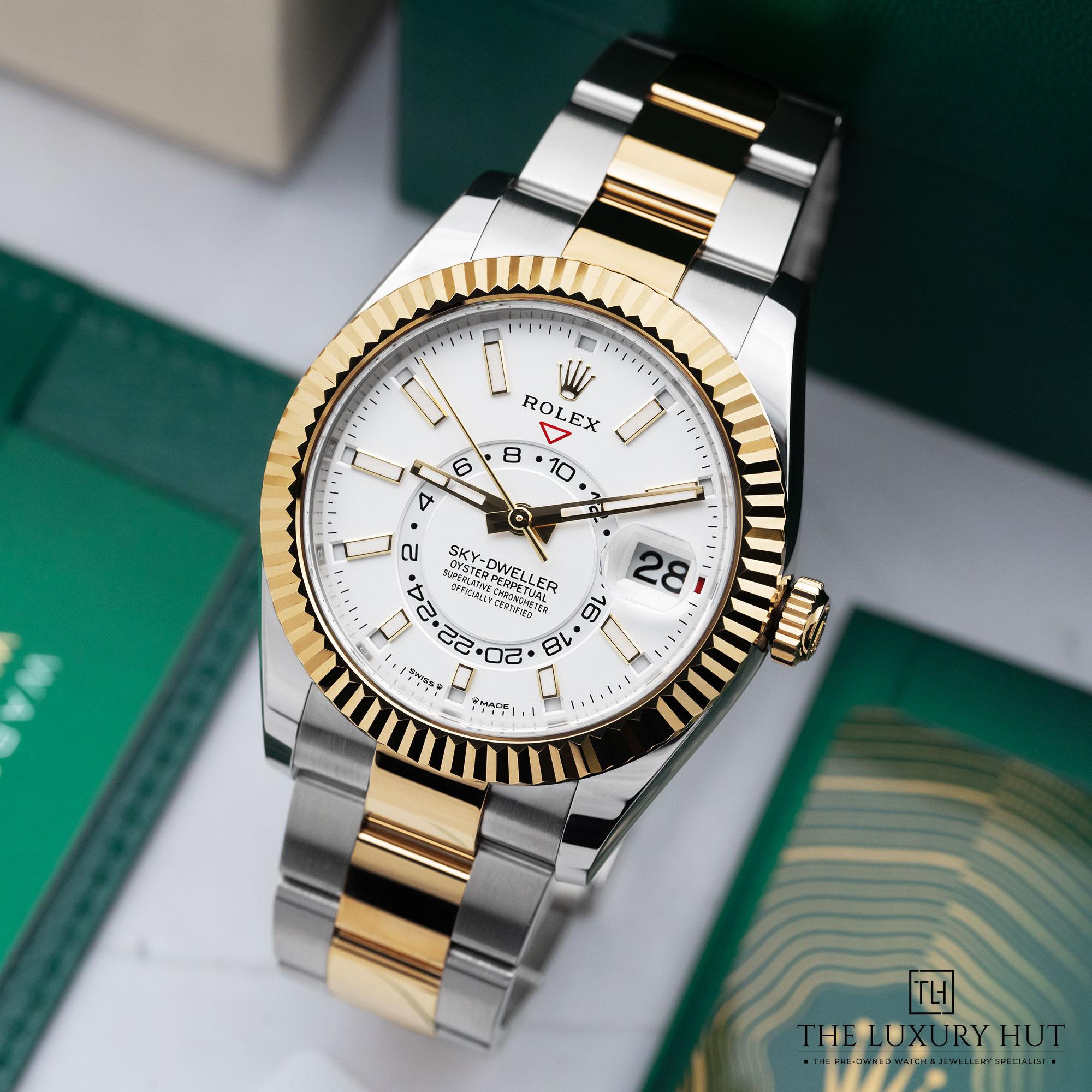 2025/07/Rolex_Sky-Dweller_Bi-Metal_42mm_White_51976-b.jpg