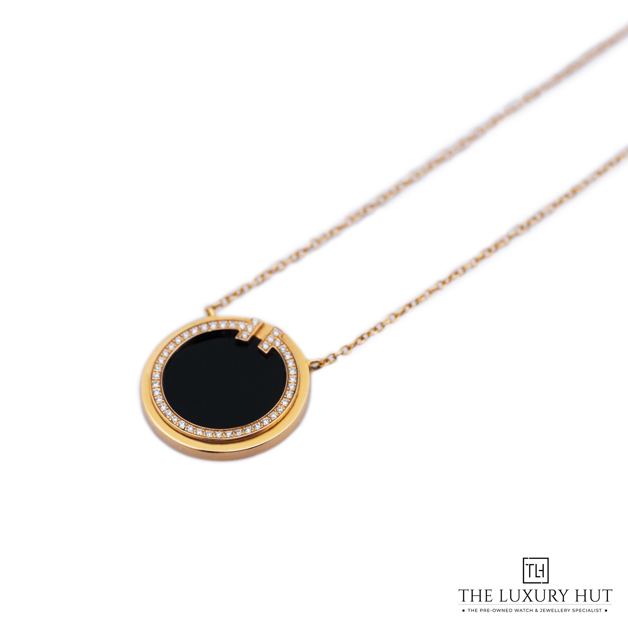 2025/07/Tiffany_T_Diamond_Onyx_Gold_Circle_Pendant_51911-b.jpg