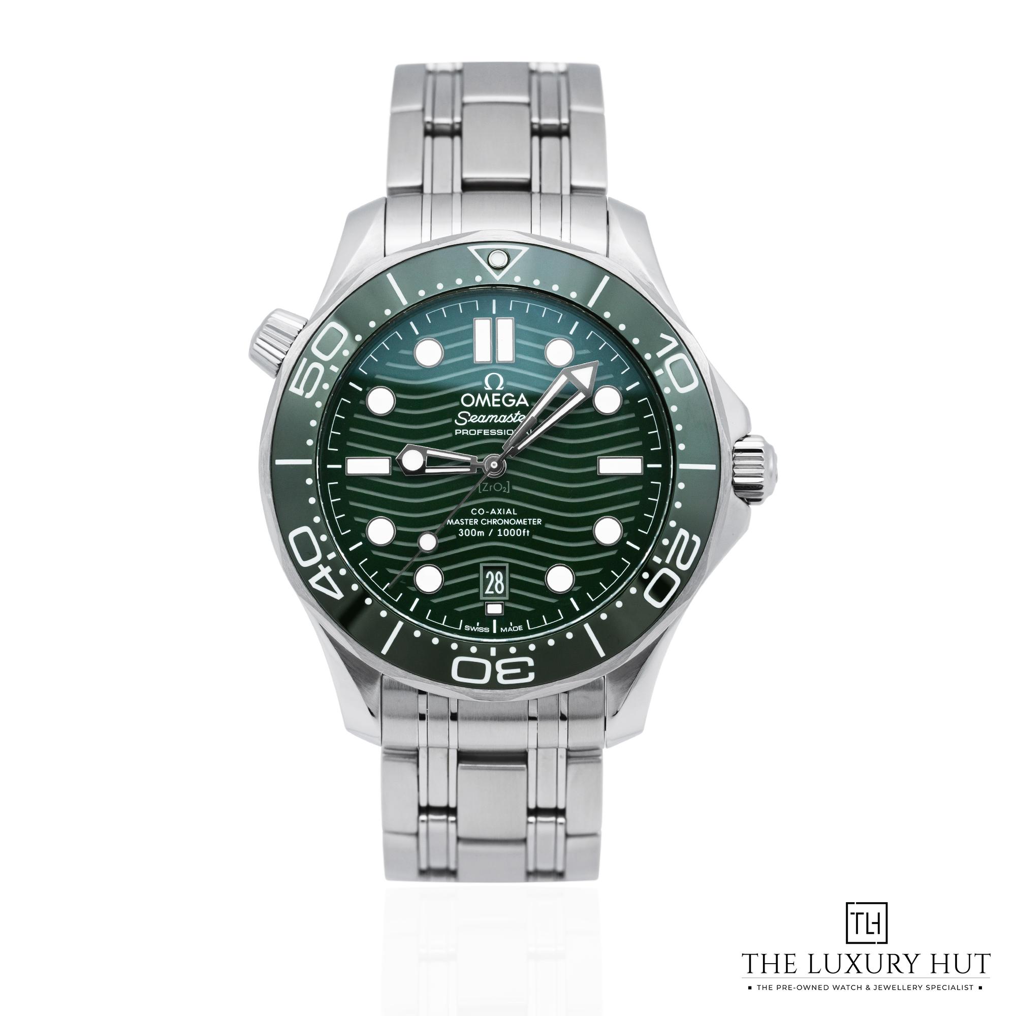 2025/08/Omega_Seamaster_Diver_Steel_Green_Wave_52119-a.jpg