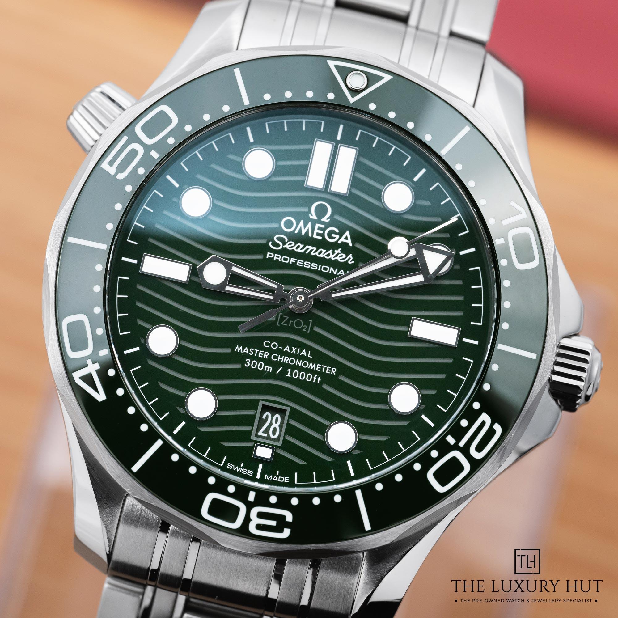 2025/08/Omega_Seamaster_Diver_Steel_Green_Wave_52119-e.jpg
