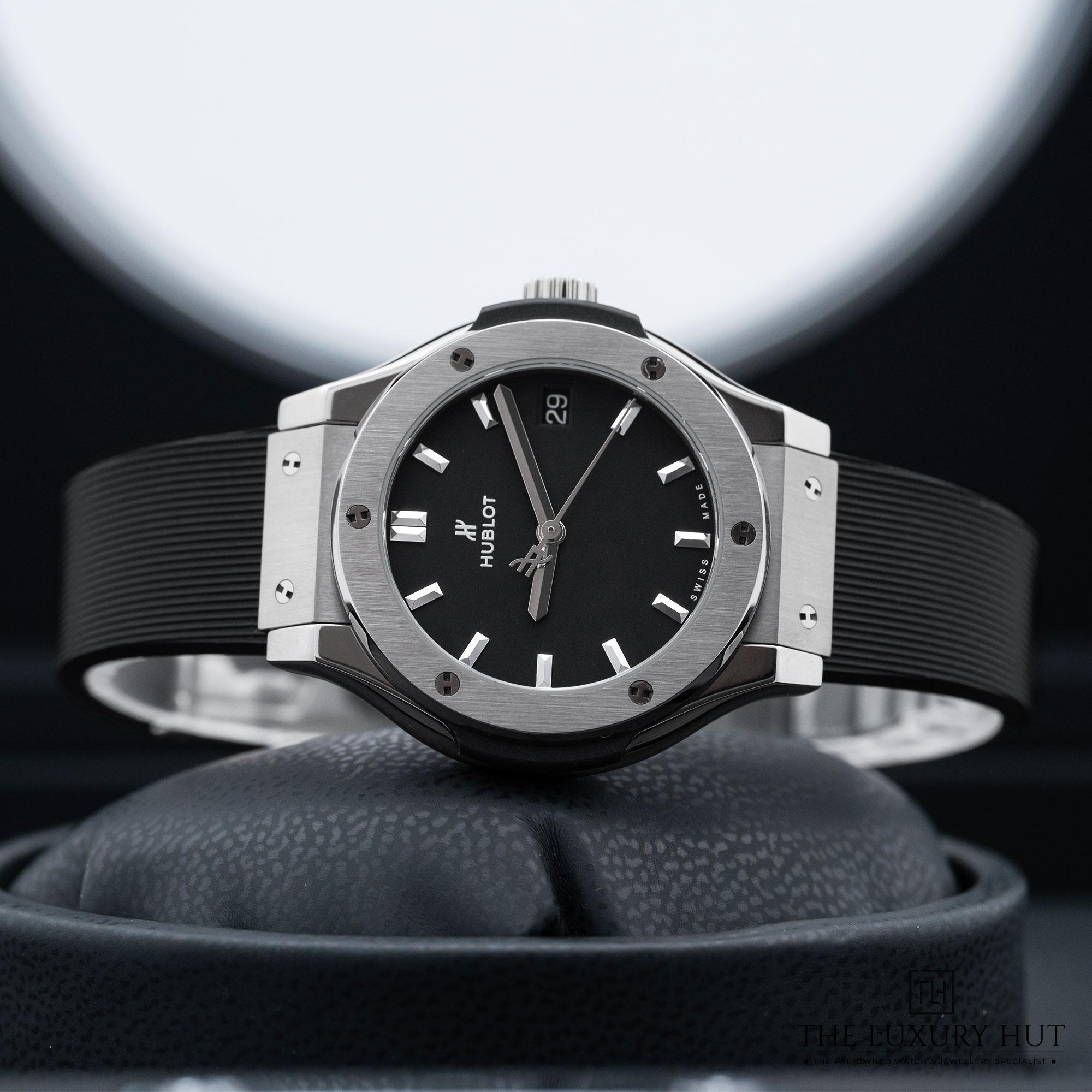 2025/09/Hublot_Classic_Fusion_Titanium_33mm_Black_52096-b.jpg