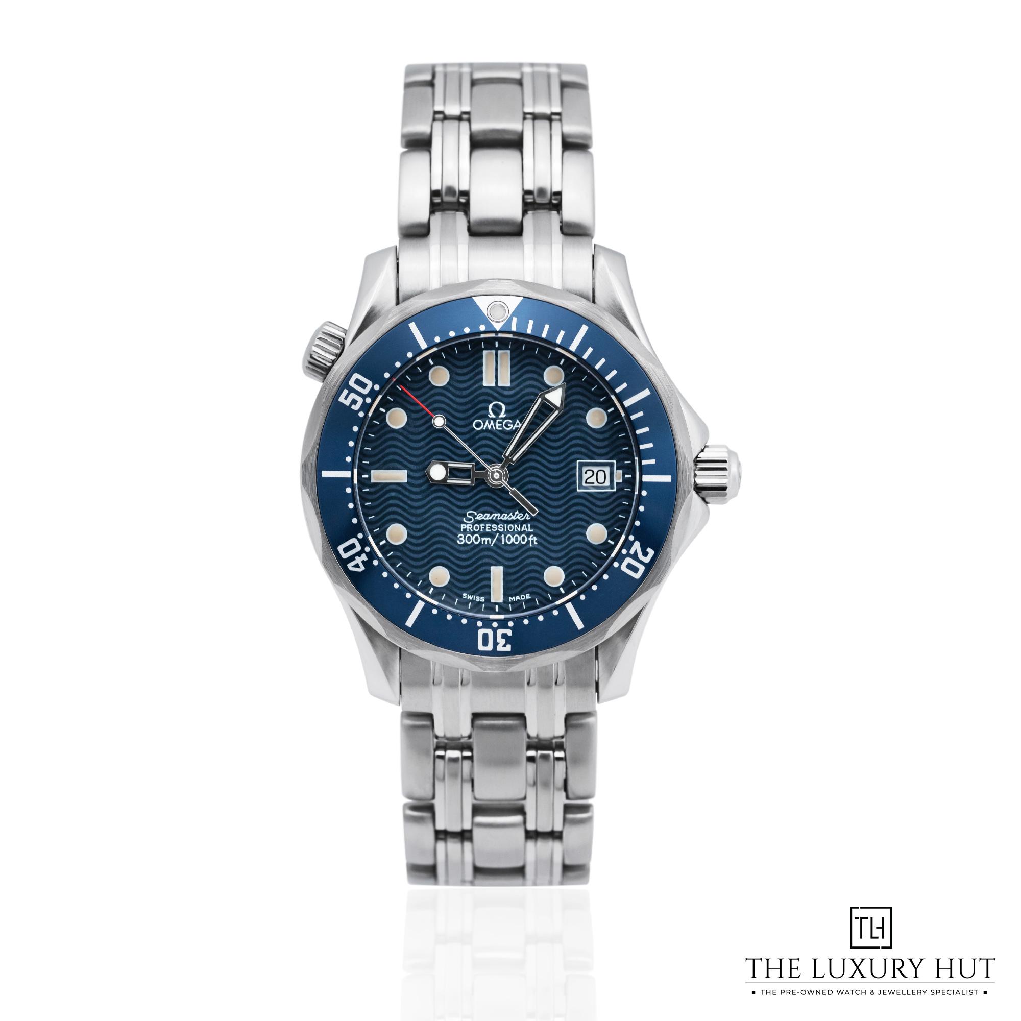 2025/10/Omega_Seamaster_300M_Steel_36_Blue_Wave_52085-a.jpg