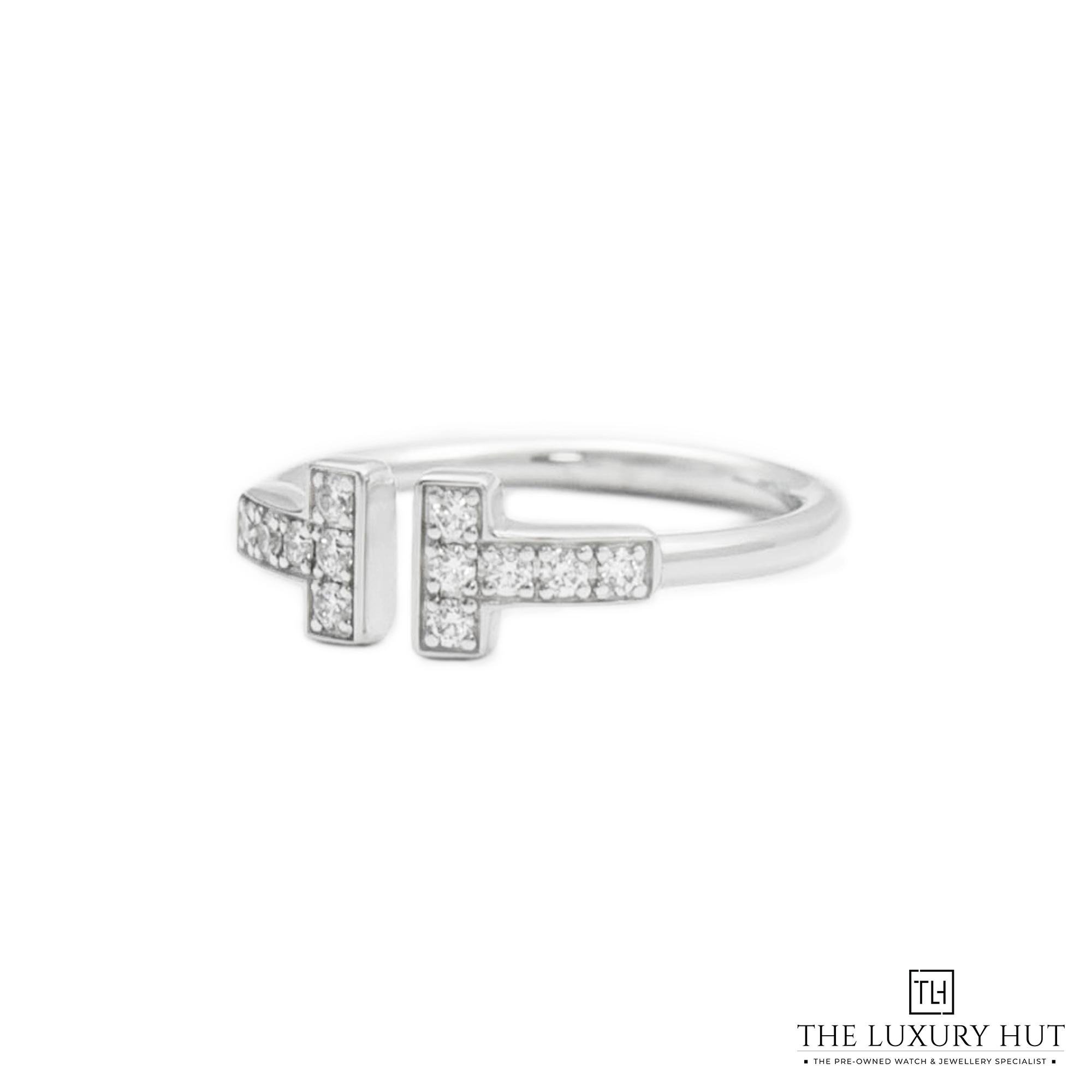 2023/07/Tiffany_T-Wire_Ring_White_34645-b.jpg