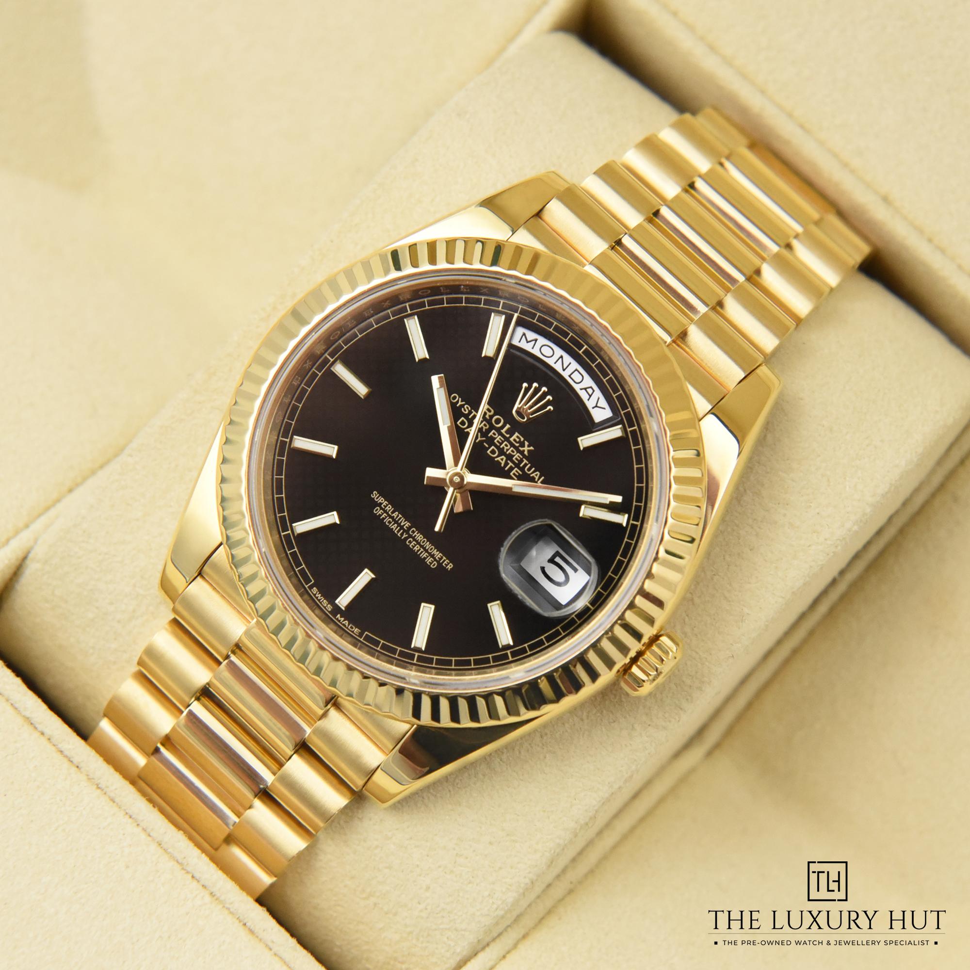 2023/08/Rolex_Day-Date_Gold_Black_Motif_50114-e.jpg