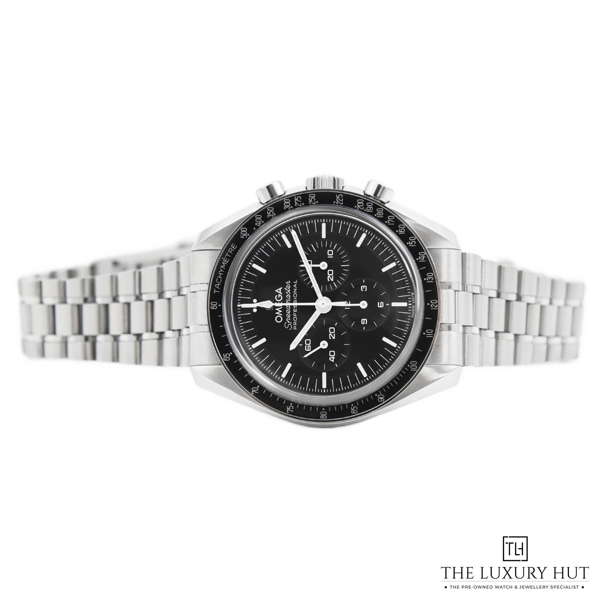 2023/10/Omega_Speedmaster_Moonwatch_50329-c.jpg