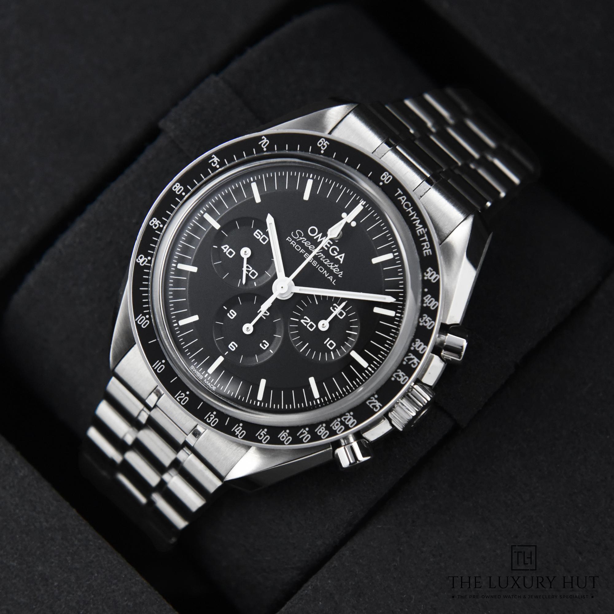 2023/10/Omega_Speedmaster_Moonwatch_50329-f.jpg