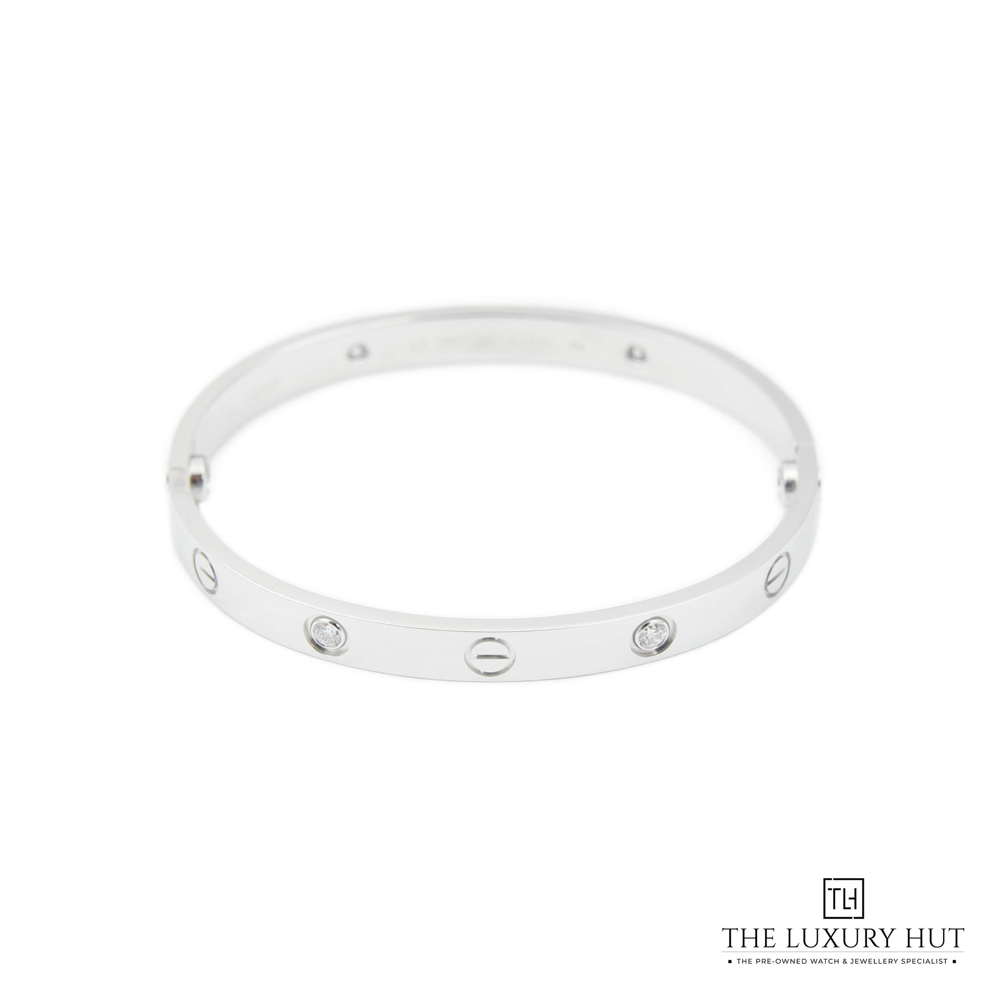 2023/11/Cartier_4-Diamonds_Love_Bangle_White_50396-c.jpg