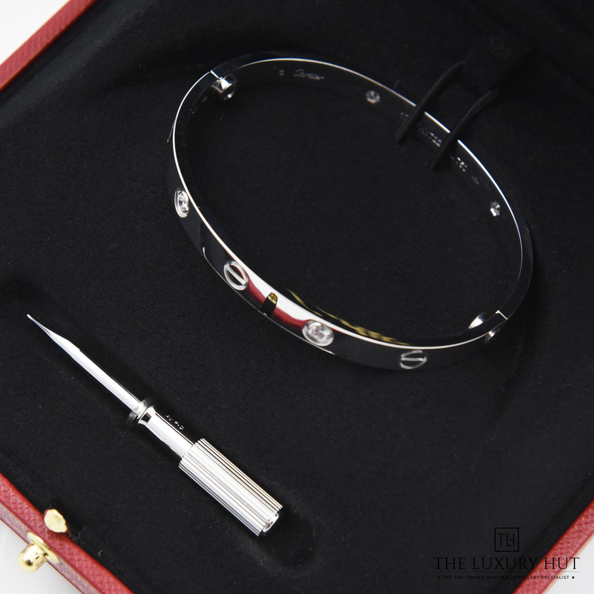 2023/11/Cartier_4-Diamonds_Love_Bangle_White_50396-d.jpg