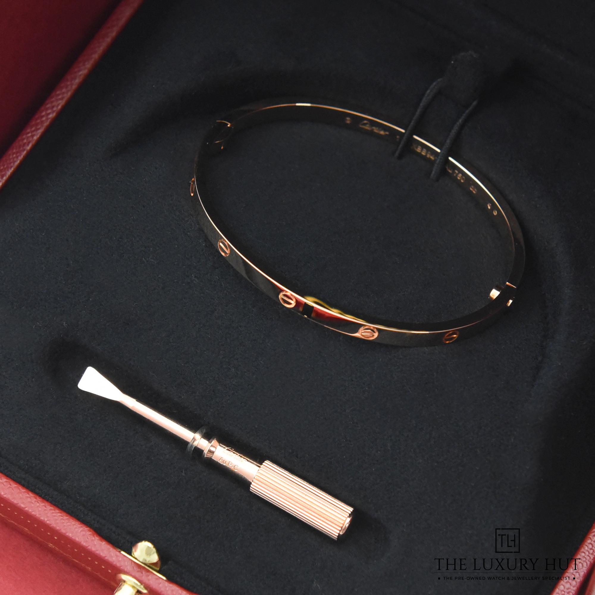 2023/12/Cartier_Rose_Love_Bangle_Small_50431-d.jpg