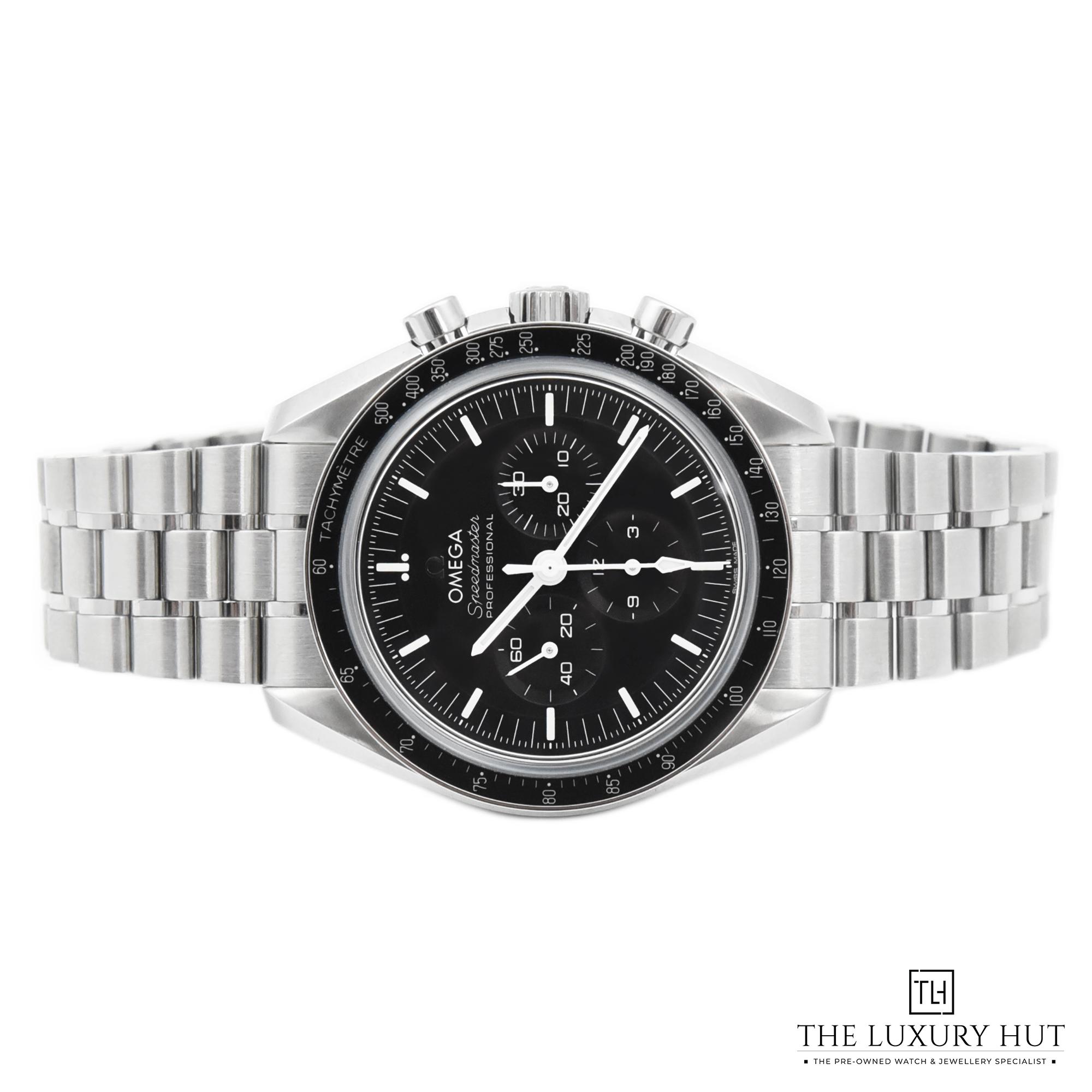 2023/12/Omega_Speedmaster_Moonwatch_50497-c.jpg