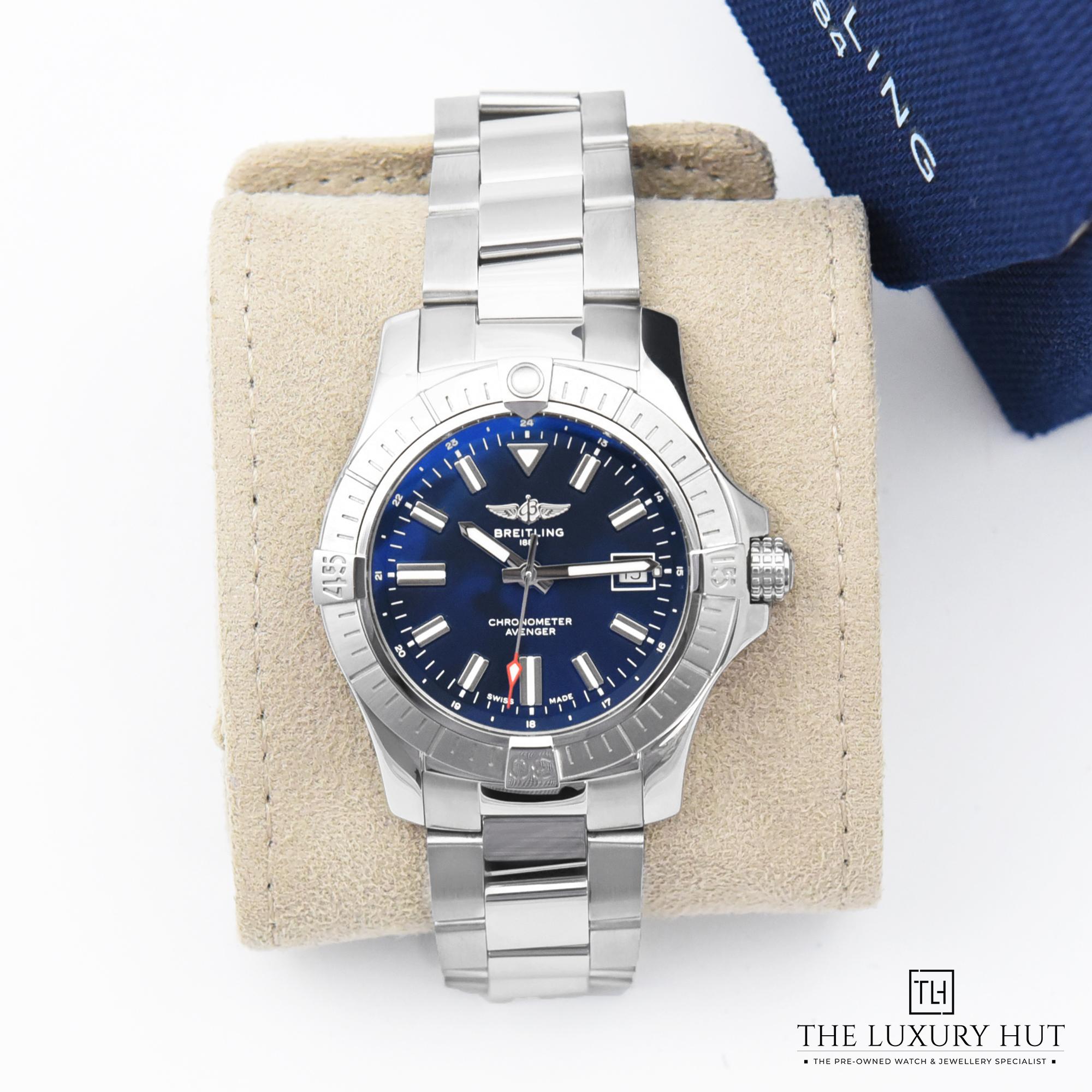 2024/02/Breitling_Avenger_43mm_Blue_50573-d.jpg