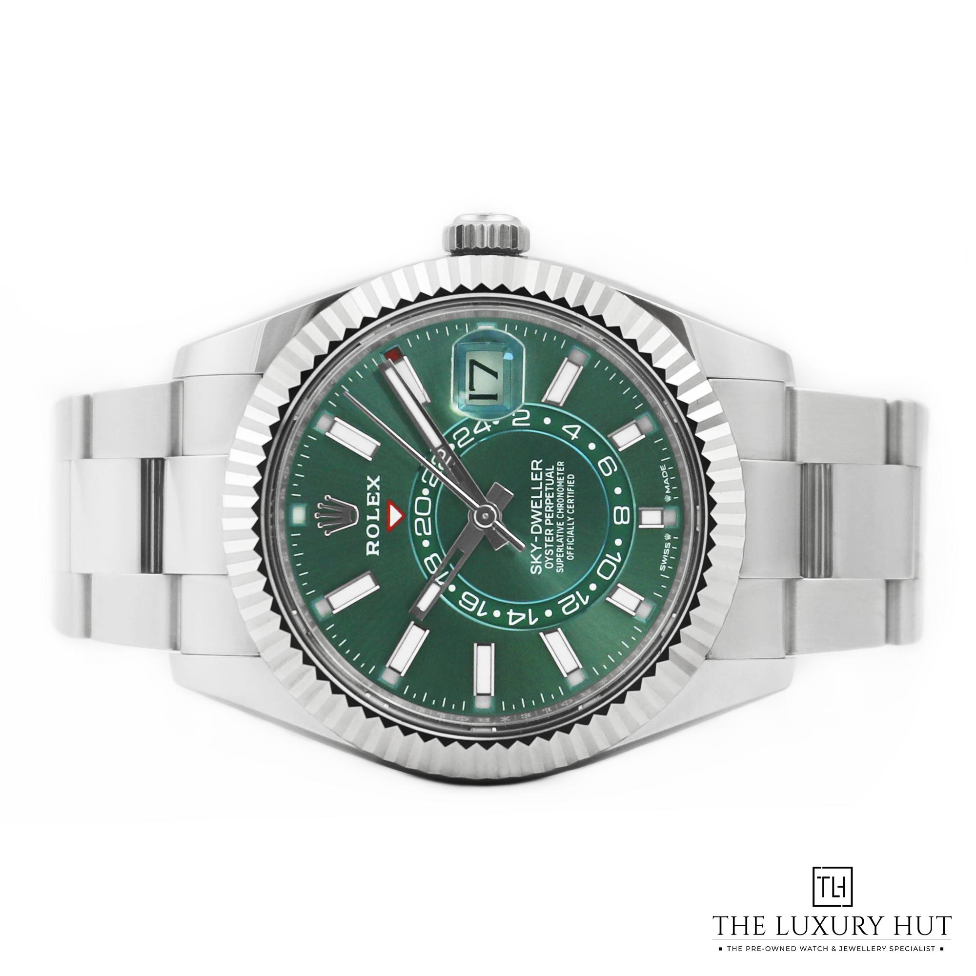 2024/06/Rolex_Sky-Dweller_42_Green_Dial_LB284-c.jpg