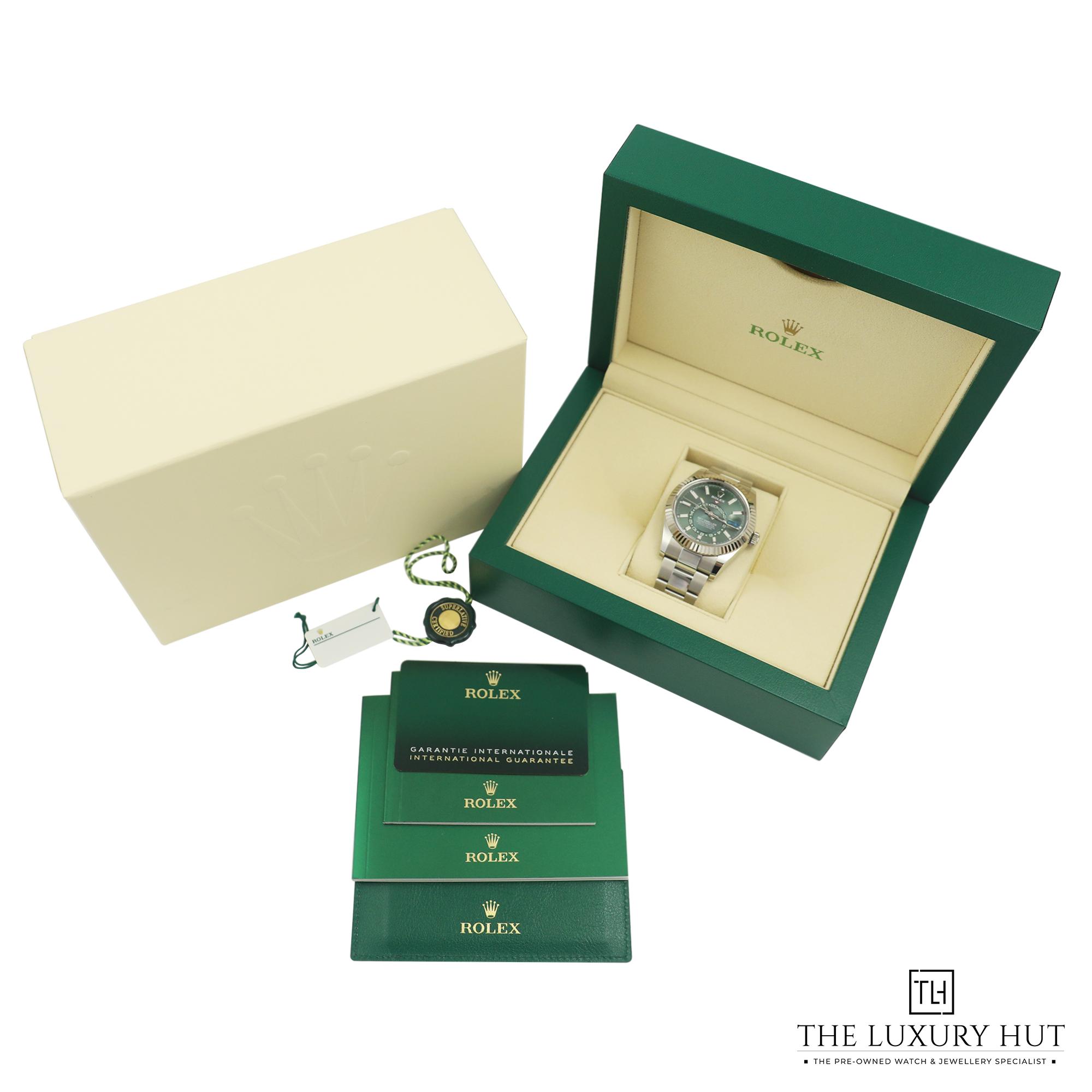 2024/06/Rolex_Sky-Dweller_42_Green_Dial_LB284-f.jpg