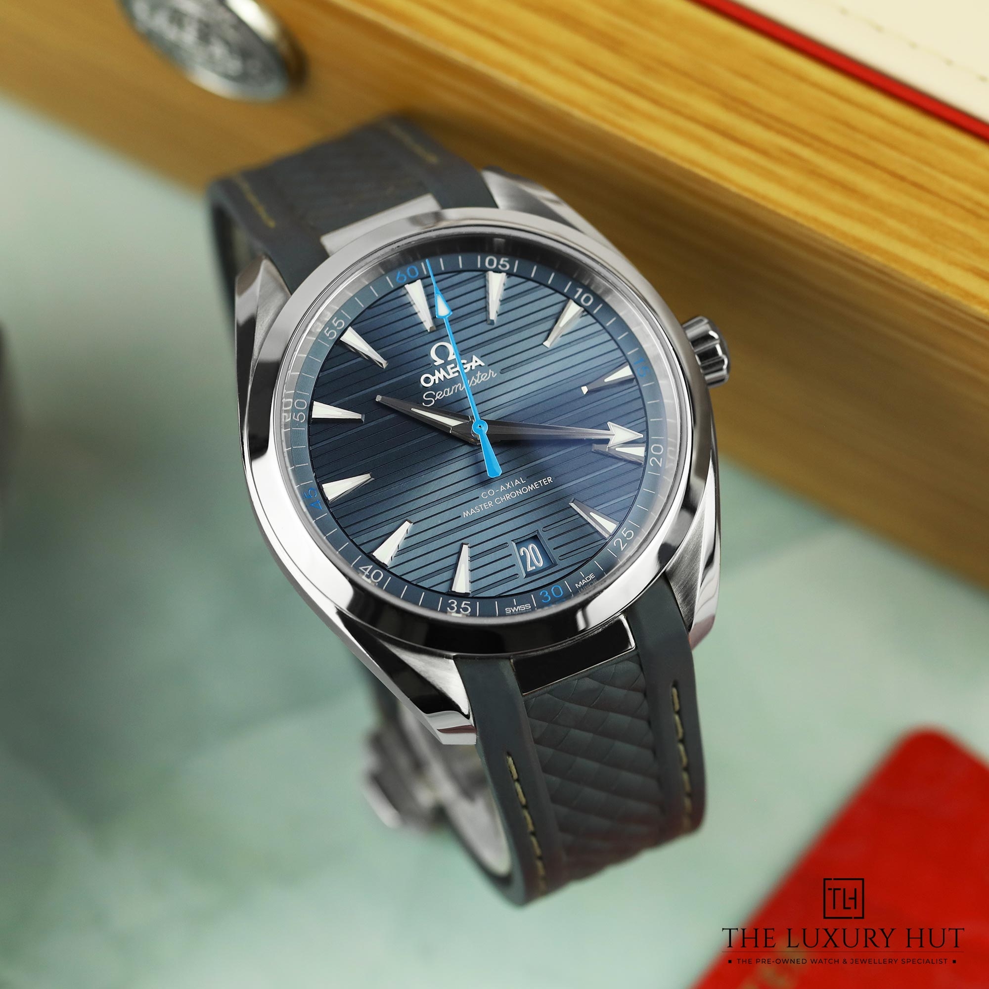 2024/08/Omega_Seamaster_Aqua_Terra_Grey_Blue_51066-b.jpg