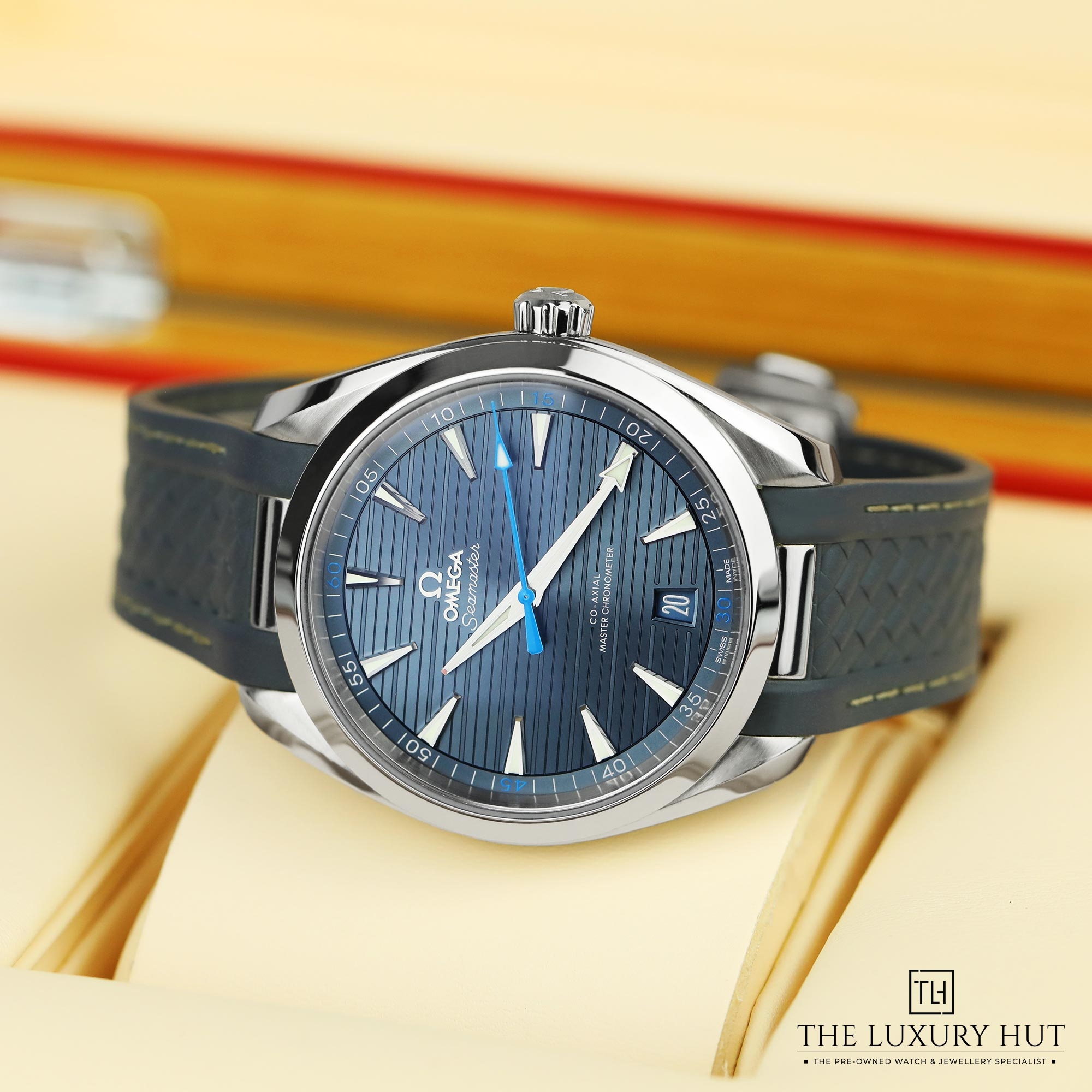 2024/08/Omega_Seamaster_Aqua_Terra_Grey_Blue_51066-c.jpg